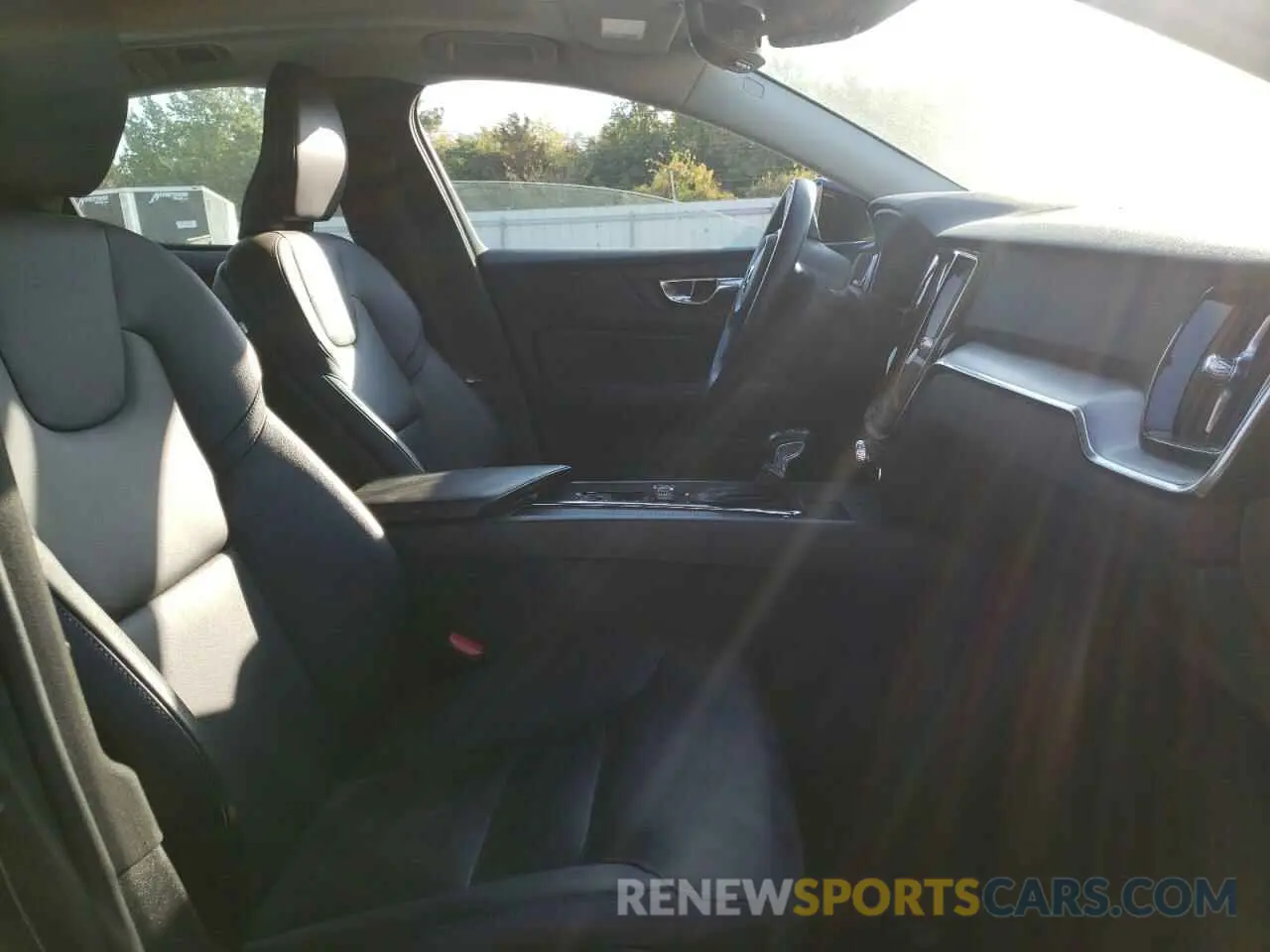 5 fotografías del automóvil dañado 7JRA22TK9KG008911 VOLVO S60 2019