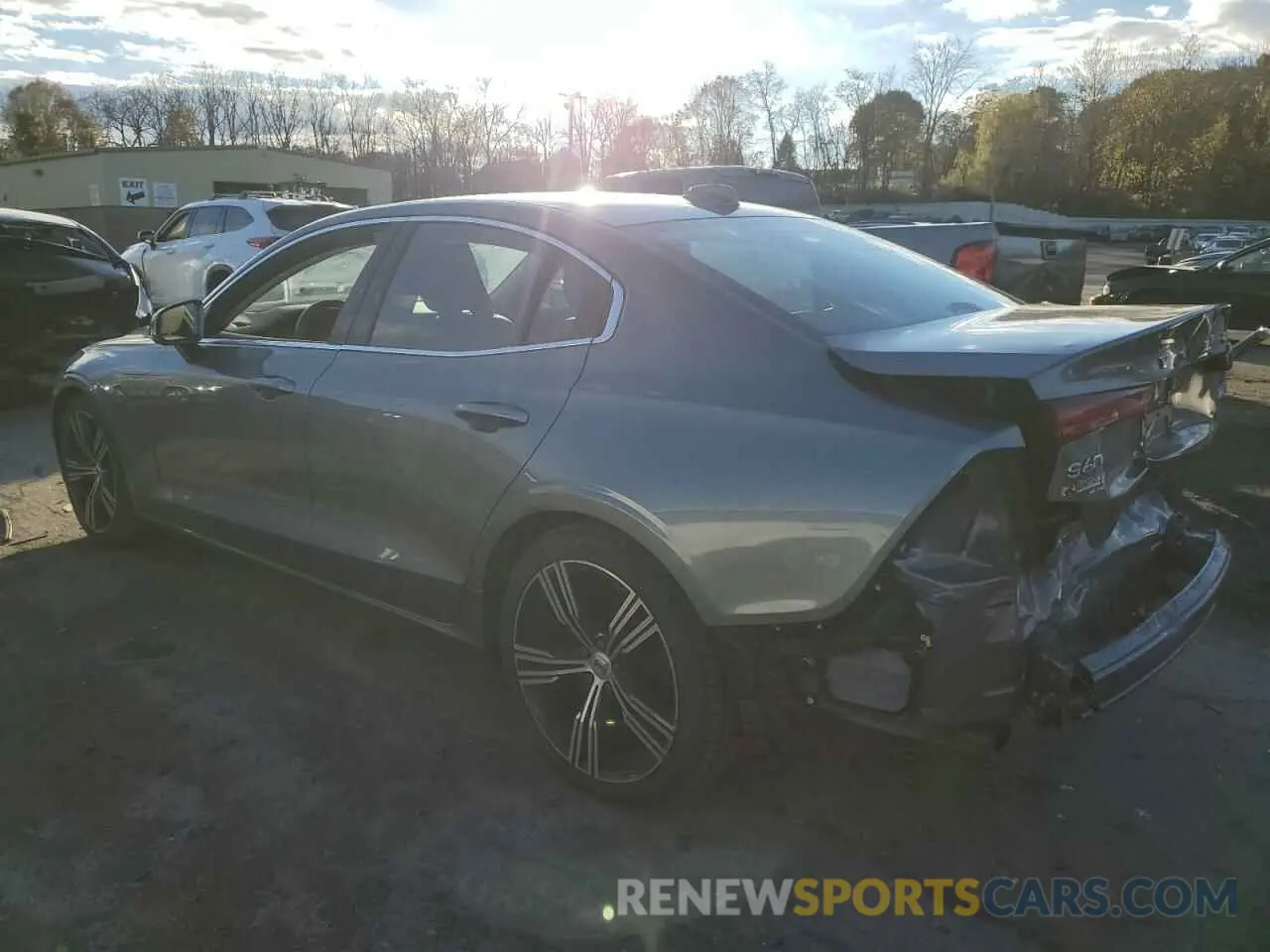 2 fotografías del automóvil dañado 7JRA22TL0KG001810 VOLVO S60 2019
