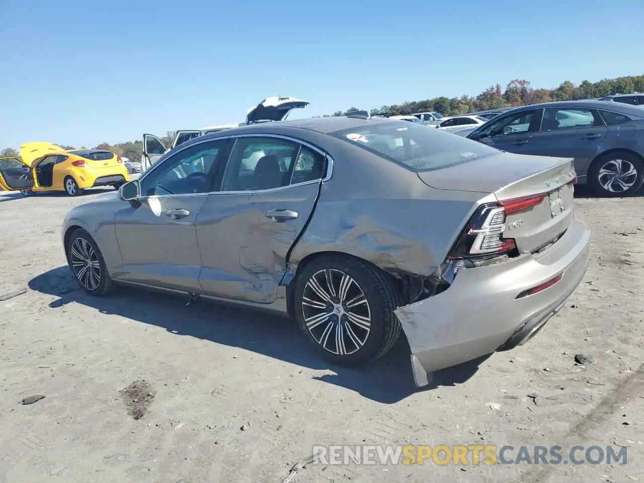 2 fotografías del automóvil dañado 7JRA22TL1KG017496 VOLVO S60 2019