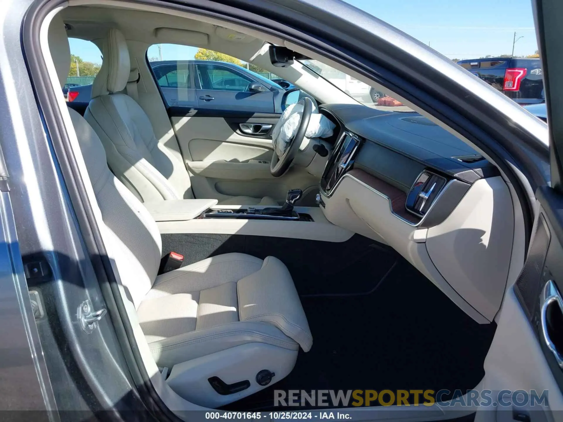 5 fotografías del automóvil dañado 7JRA22TL3KG007195 VOLVO S60 2019