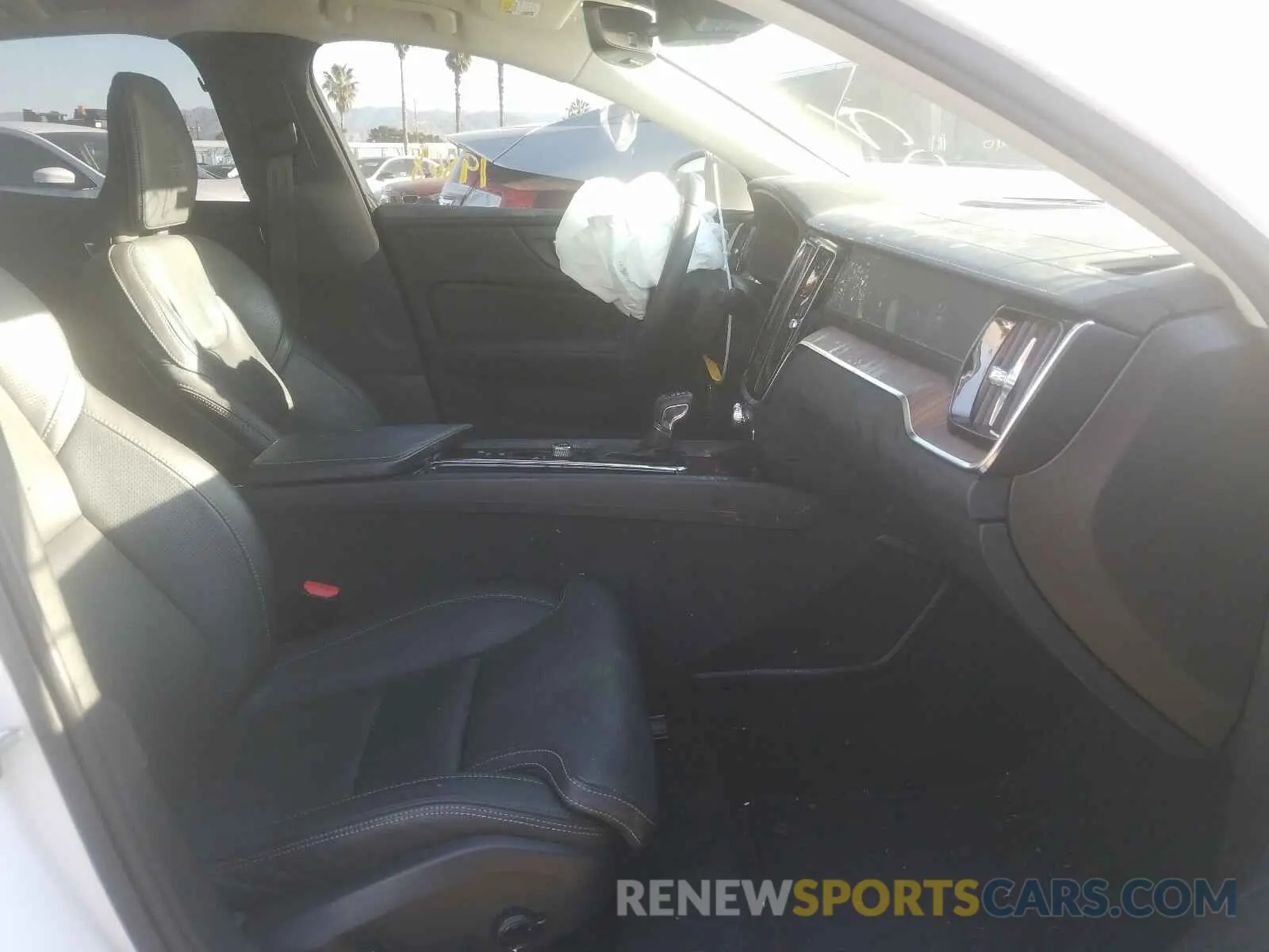 5 fotografías del automóvil dañado 7JRA22TL4KG010476 VOLVO S60 2019