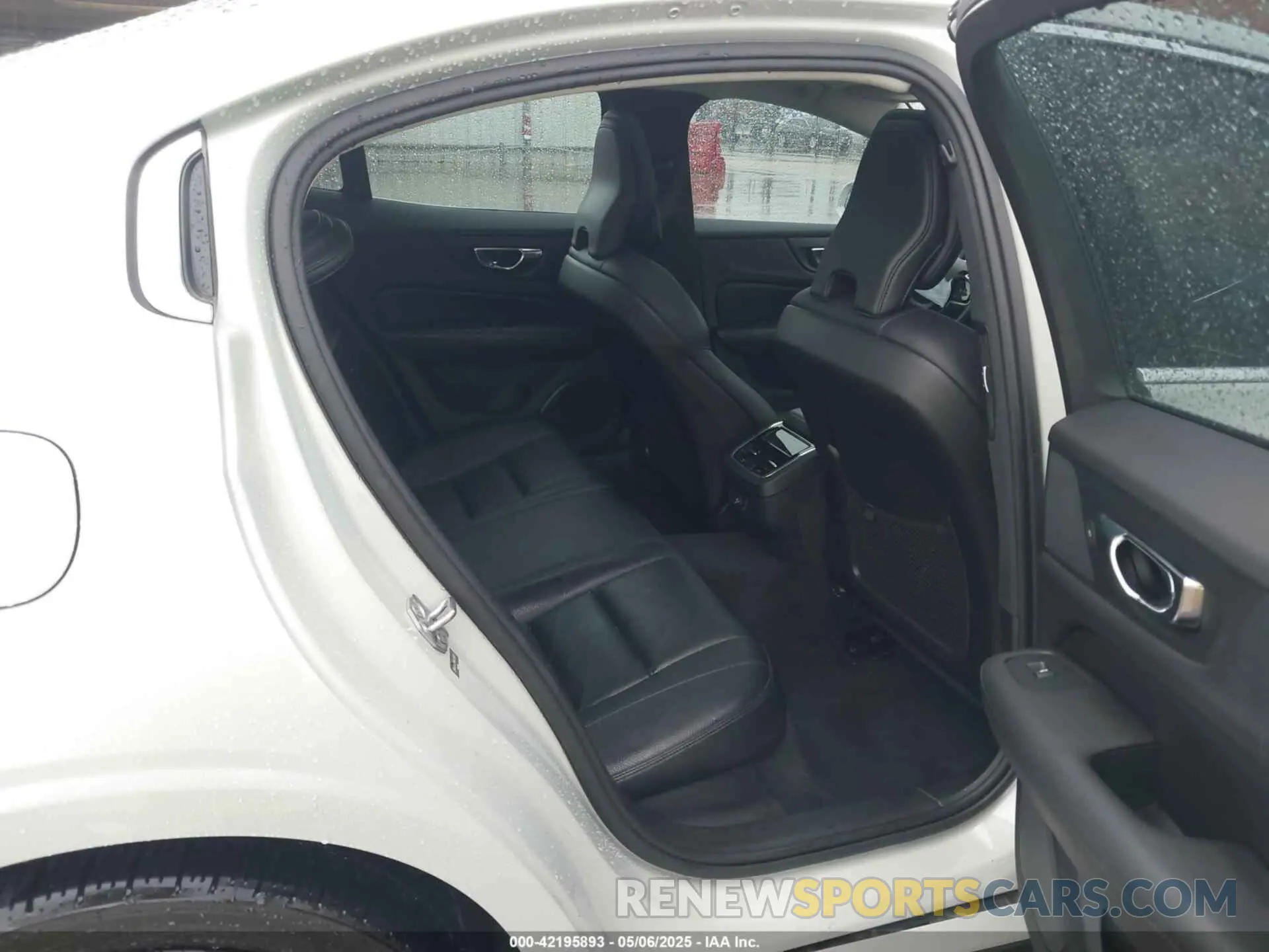 8 fotografías del automóvil dañado 7JRA22TL7KG003425 VOLVO S60 2019