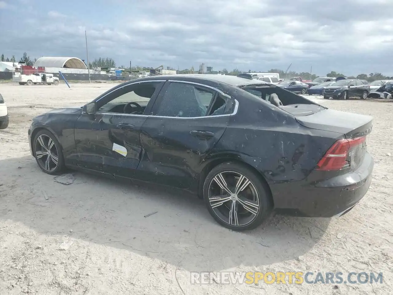 2 fotografías del automóvil dañado 7JRA22TL7KG004557 VOLVO S60 2019