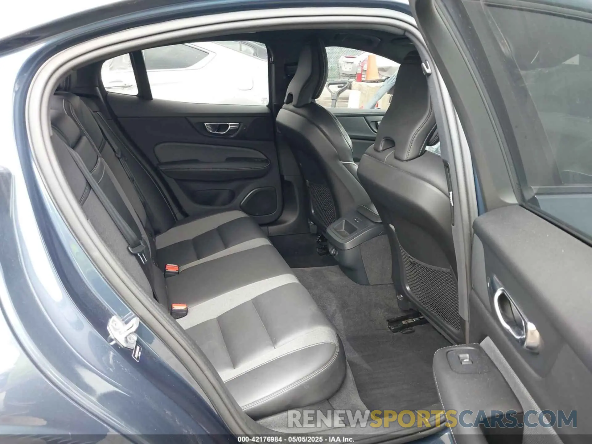 8 fotografías del automóvil dañado 7JRA22TM1KG005468 VOLVO S60 2019