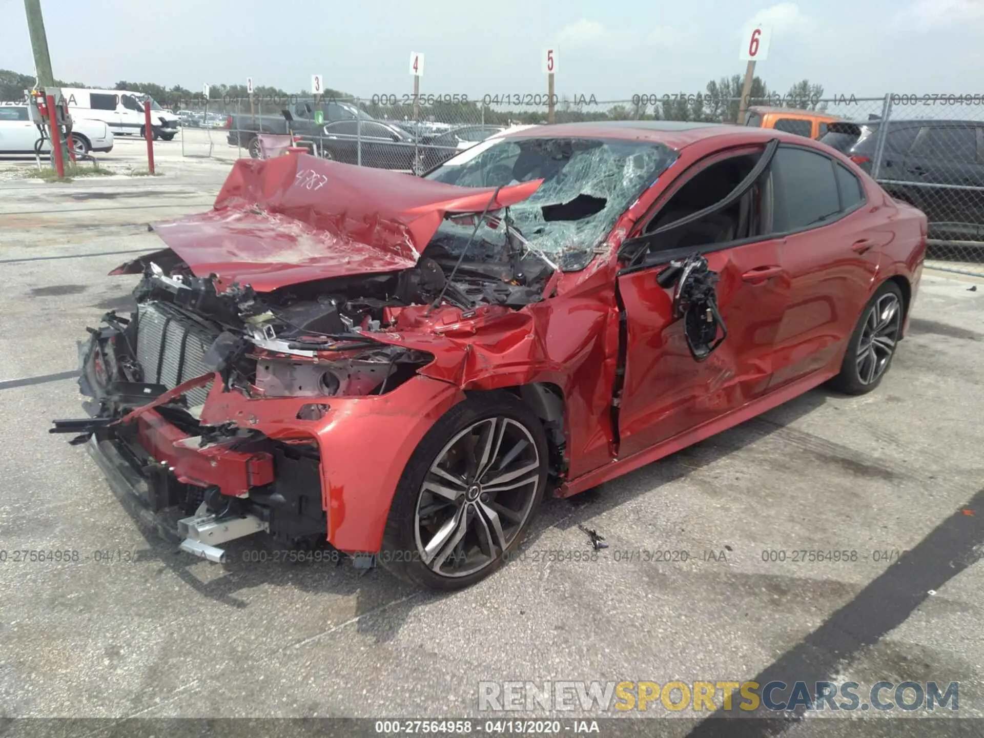 2 fotografías del automóvil dañado 7JRA22TM7KG014787 VOLVO S60 2019