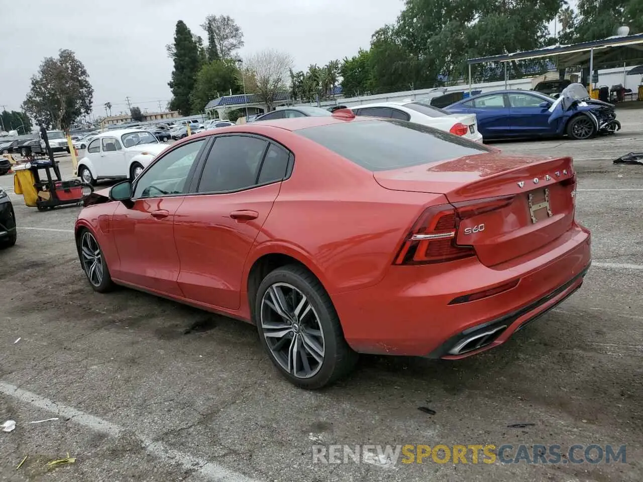 2 fotografías del automóvil dañado 7JRBR0FM9KG017741 VOLVO S60 2019