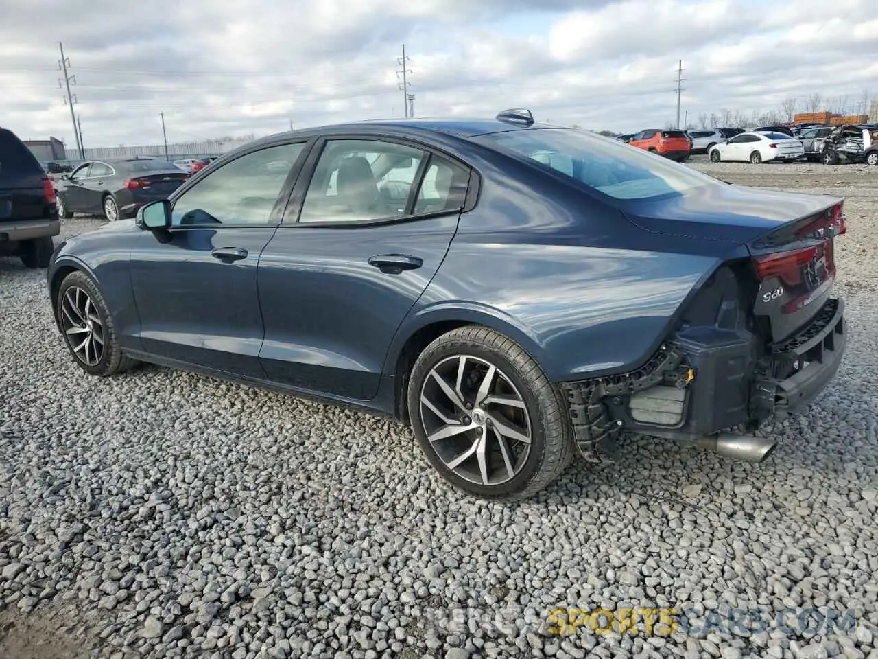 2 fotografías del automóvil dañado 7JR102FK4LG073121 VOLVO S60 2020