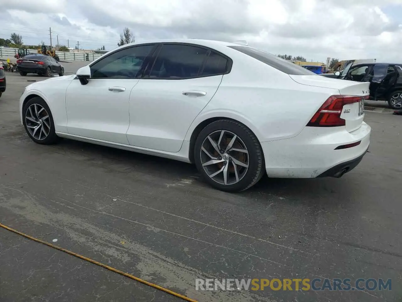 2 fotografías del automóvil dañado 7JR102FK6LG049841 VOLVO S60 2020