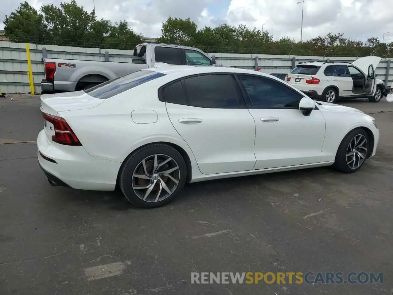 3 fotografías del automóvil dañado 7JR102FK6LG049841 VOLVO S60 2020