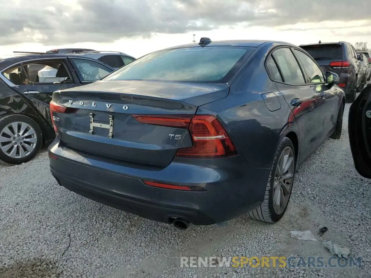 4 fotografías del automóvil dañado 7JR102FK9LG054211 VOLVO S60 2020