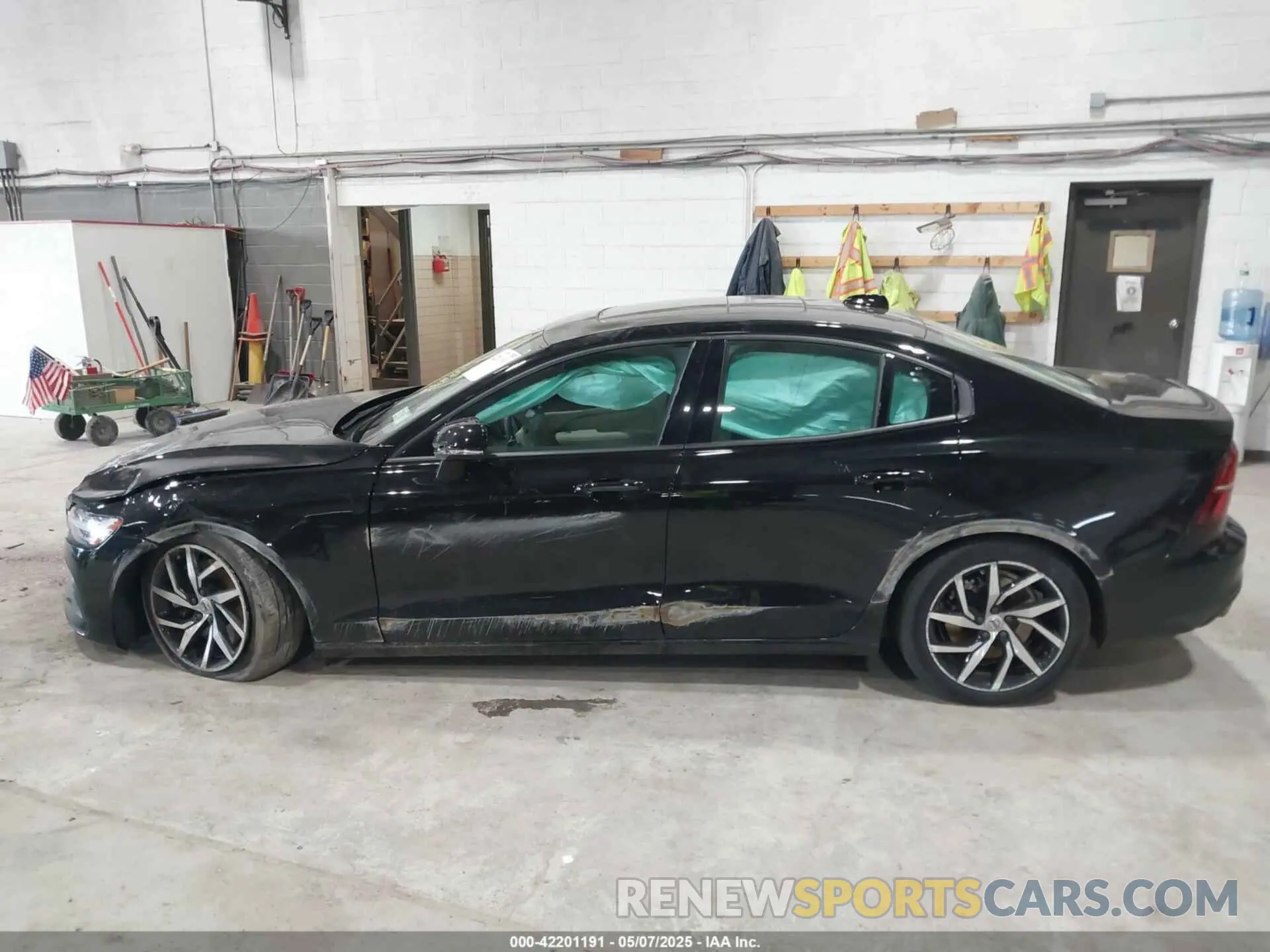 14 fotografías del automóvil dañado 7JRA22TK2LG037409 VOLVO S60 2020