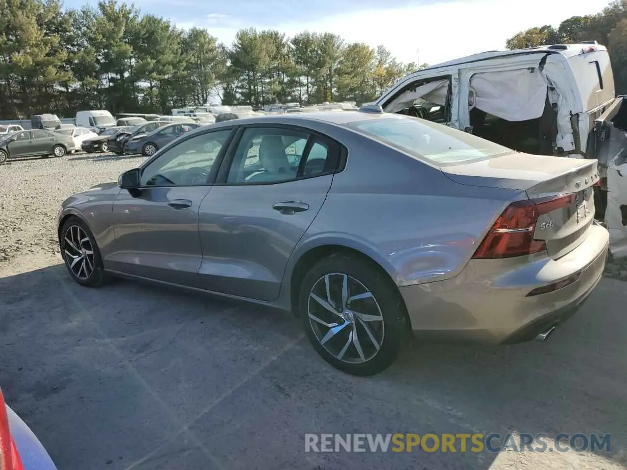 2 fotografías del automóvil dañado 7JRA22TK3LG064215 VOLVO S60 2020