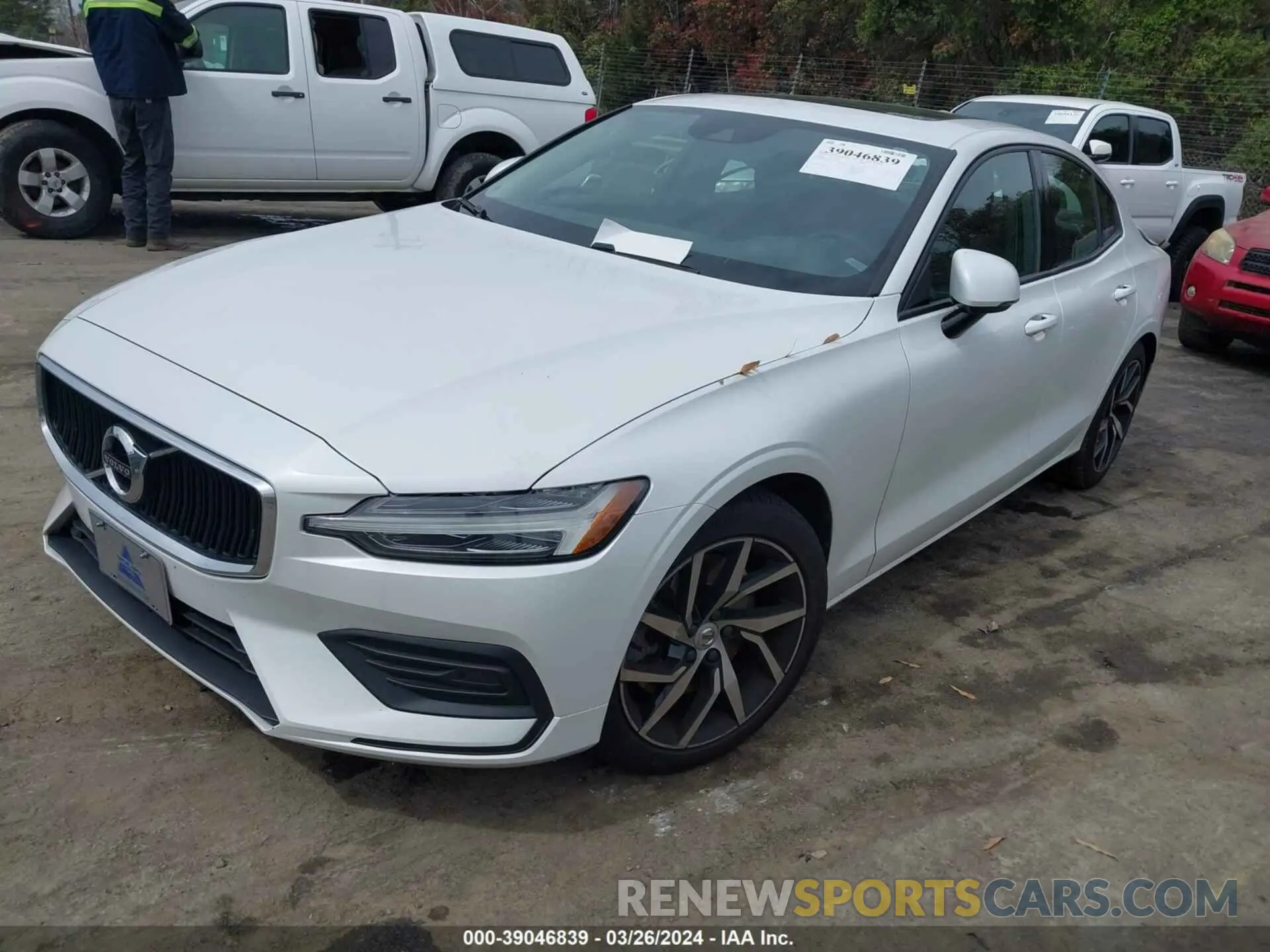 2 fotografías del automóvil dañado 7JRA22TK4LG048136 VOLVO S60 2020