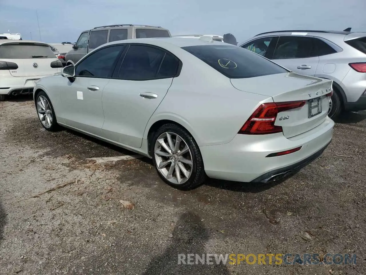 2 fotografías del automóvil dañado 7JRA22TK6LG047893 VOLVO S60 2020