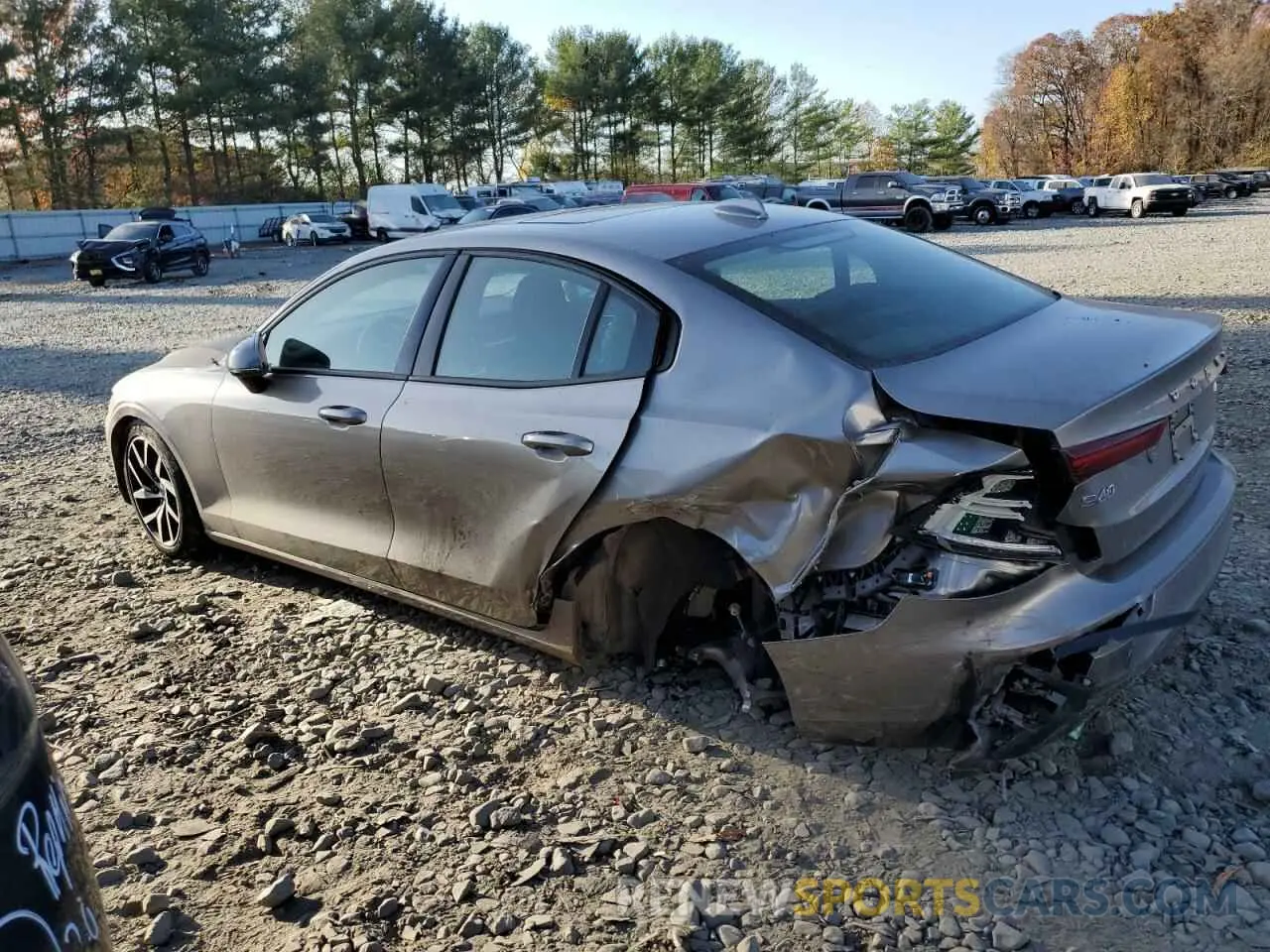 2 fotografías del automóvil dañado 7JRA22TK6LG057324 VOLVO S60 2020