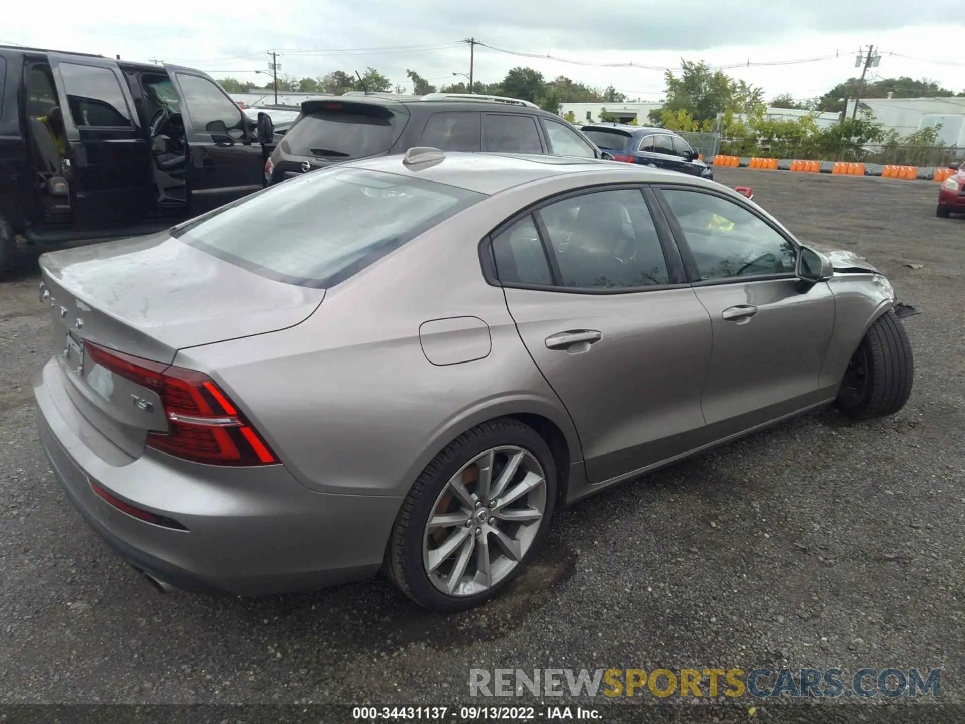 4 fotografías del automóvil dañado 7JRA22TK8LG048625 VOLVO S60 2020