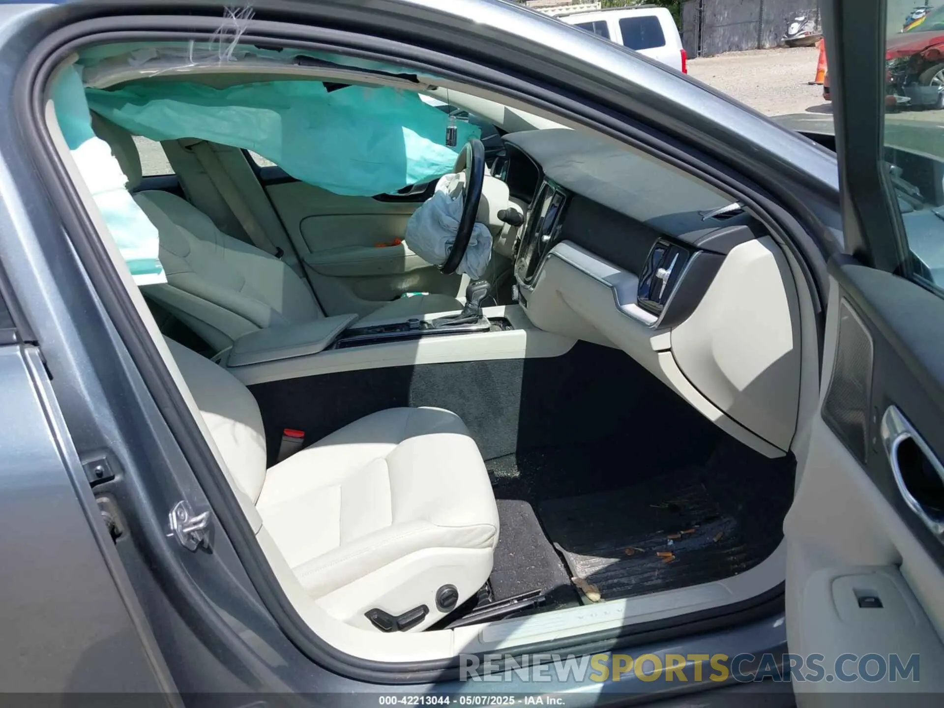 5 fotografías del automóvil dañado 7JRA22TK8LG063920 VOLVO S60 2020