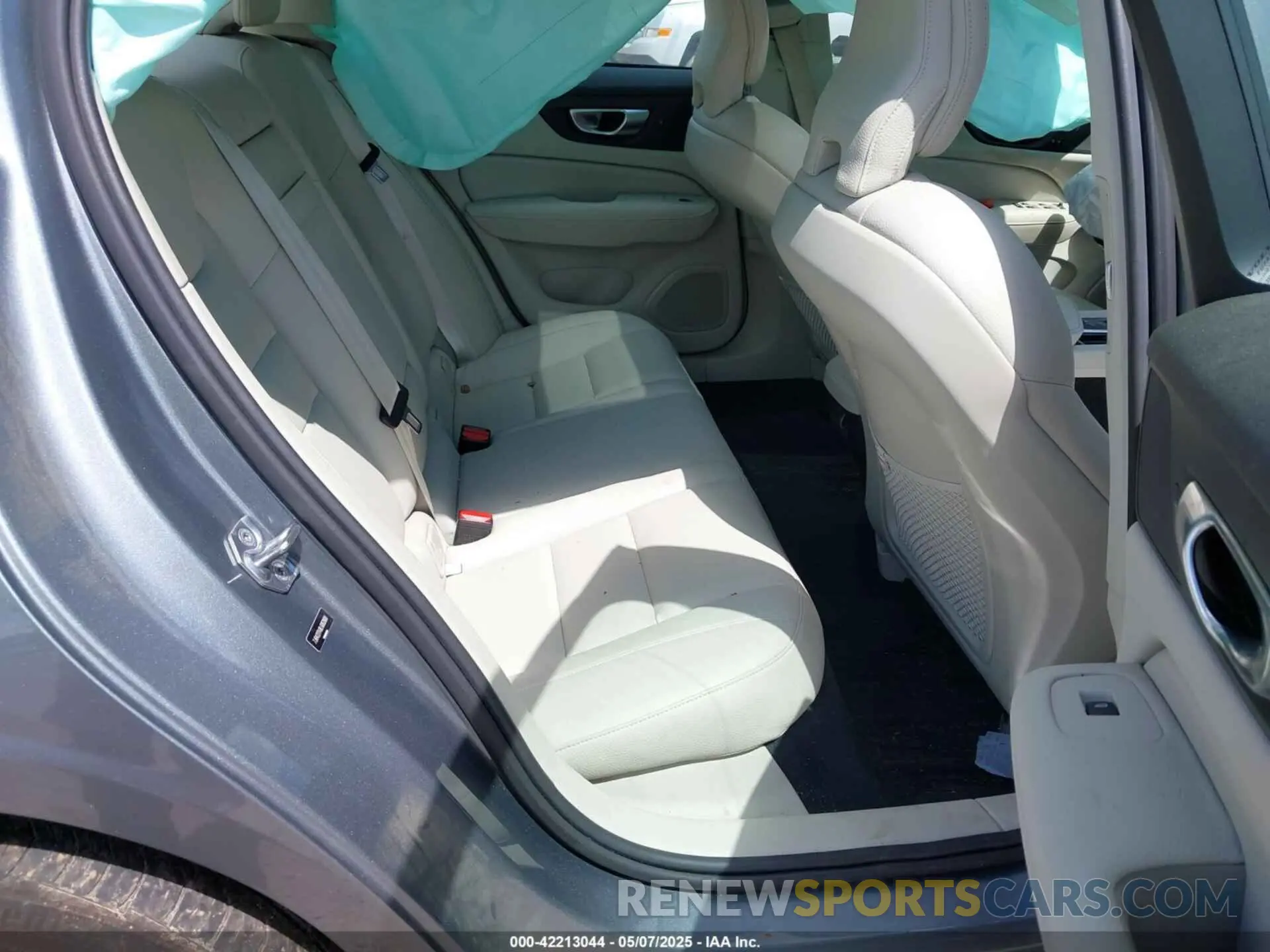 8 fotografías del automóvil dañado 7JRA22TK8LG063920 VOLVO S60 2020