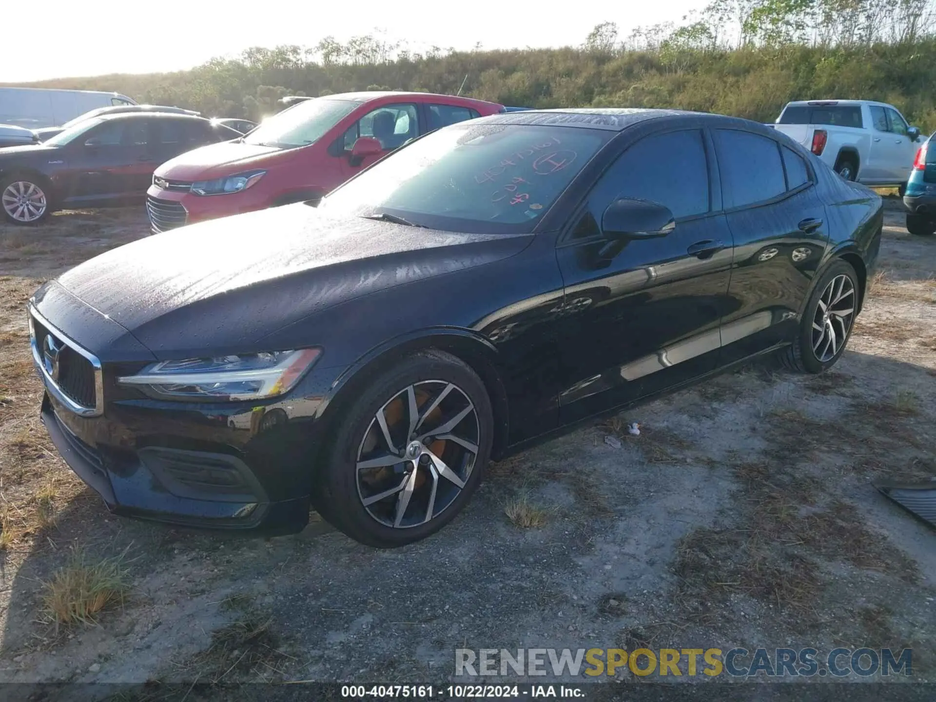 2 fotografías del automóvil dañado 7JRA22TKXLG044009 VOLVO S60 2020