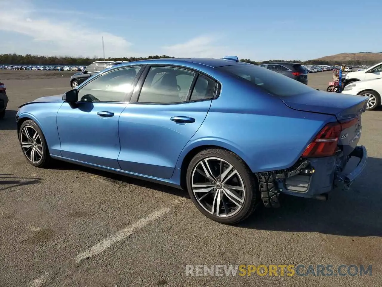 2 fotografías del automóvil dañado 7JRA22TM3LG064376 VOLVO S60 2020