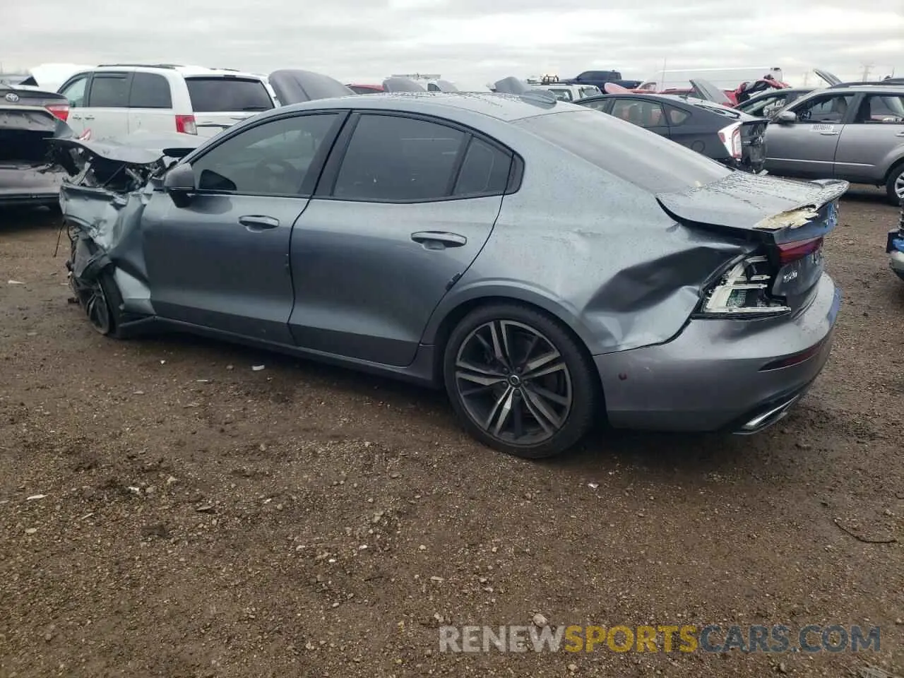 2 fotografías del automóvil dañado 7JRA22TM4LG032424 VOLVO S60 2020