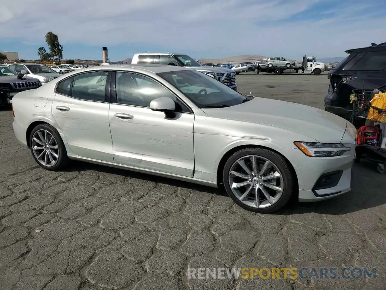 4 fotografías del automóvil dañado 7JR102FK8MG095446 VOLVO S60 2021