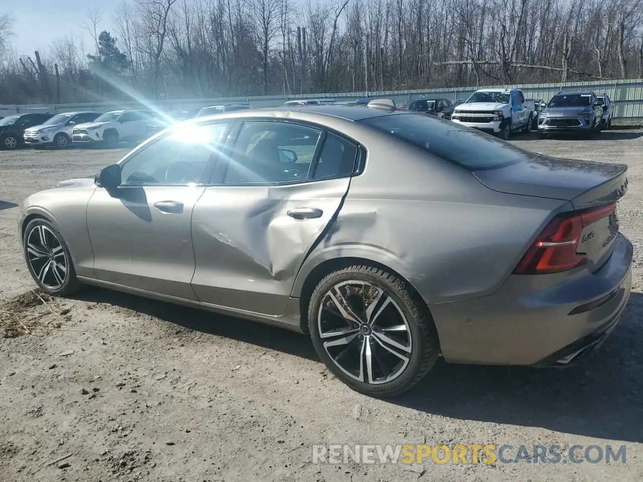 2 fotografías del automóvil dañado 7JRA22TMXMG095156 VOLVO S60 2021