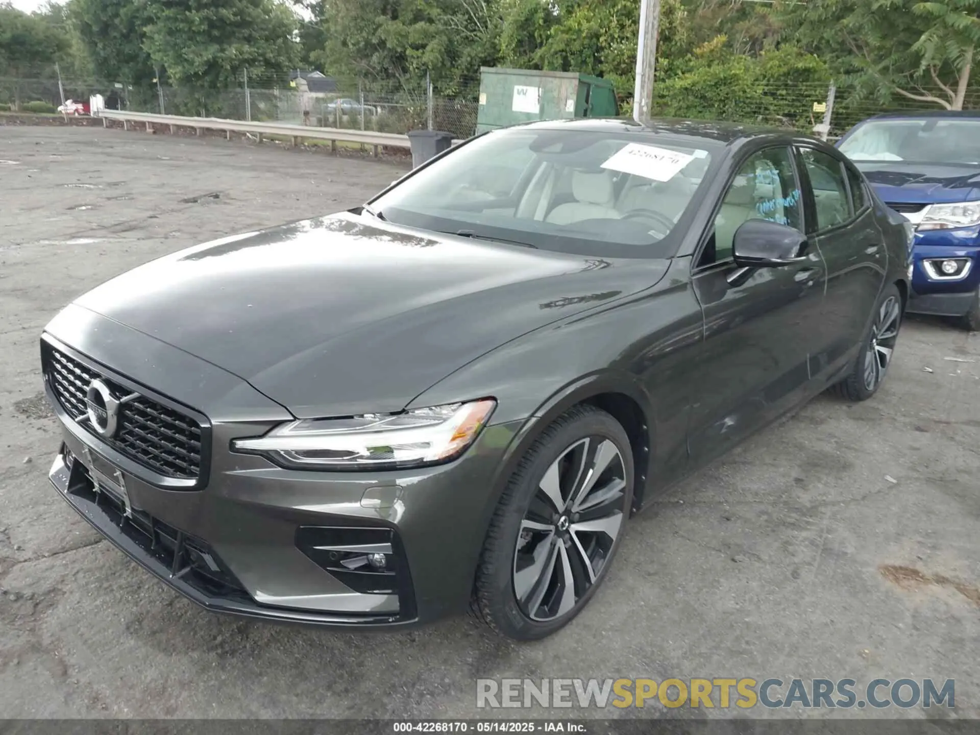 2 fotografías del automóvil dañado 7JRL12FZ0NG154042 VOLVO S60 2022