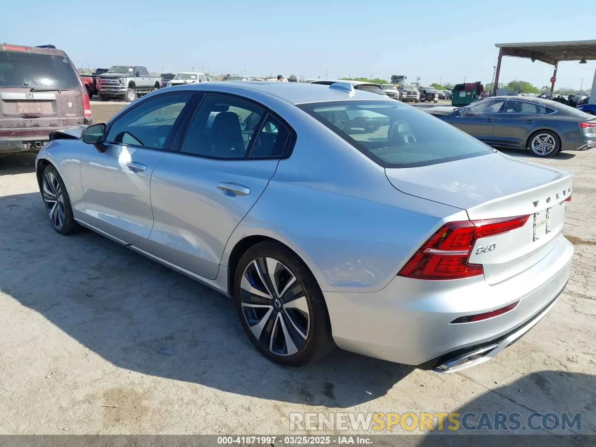 3 fotografías del automóvil dañado 7JRL12FZ3NG176097 VOLVO S60 2022