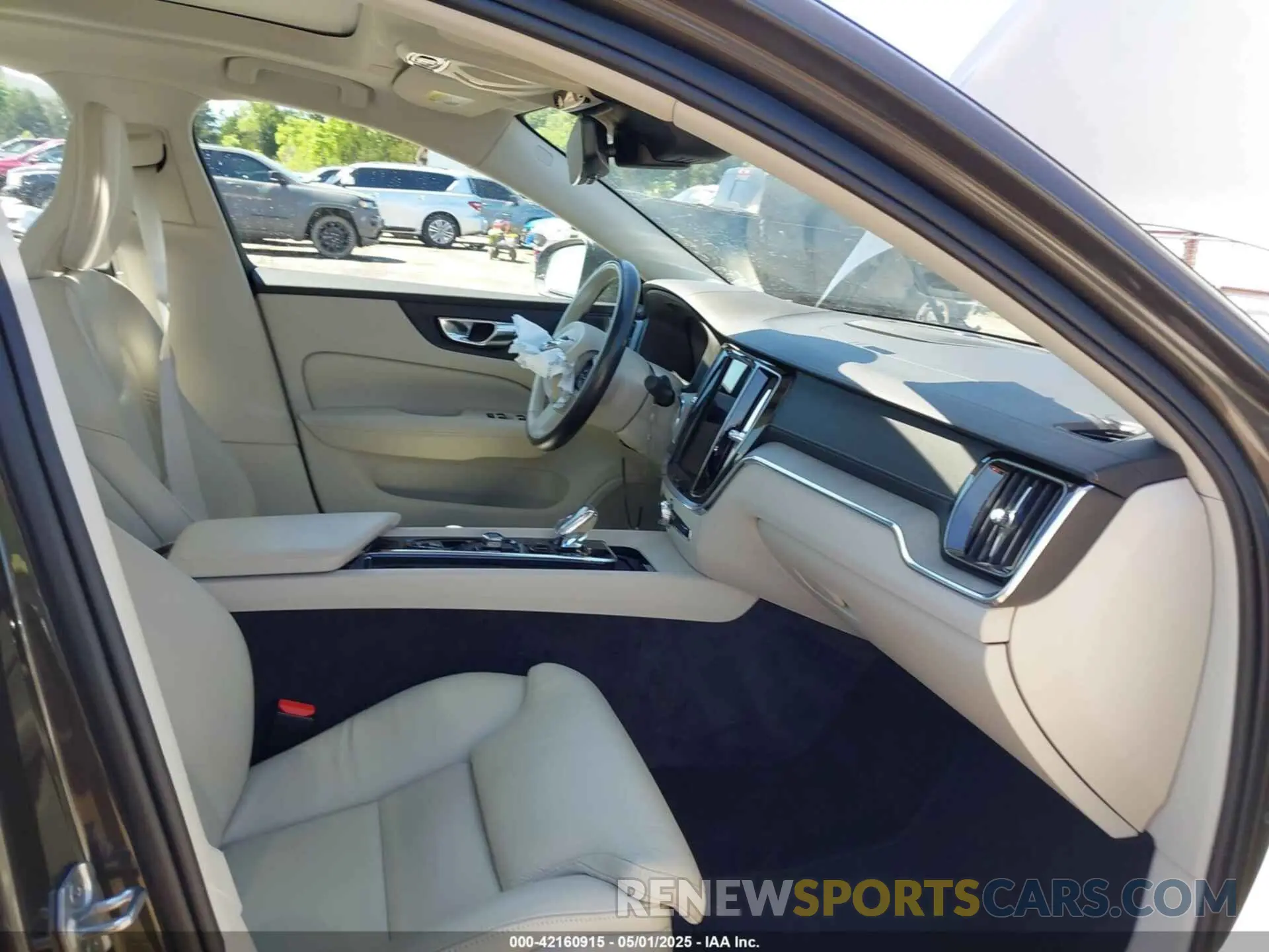 5 fotografías del automóvil dañado 7JRL12TL3NG162992 VOLVO S60 2022