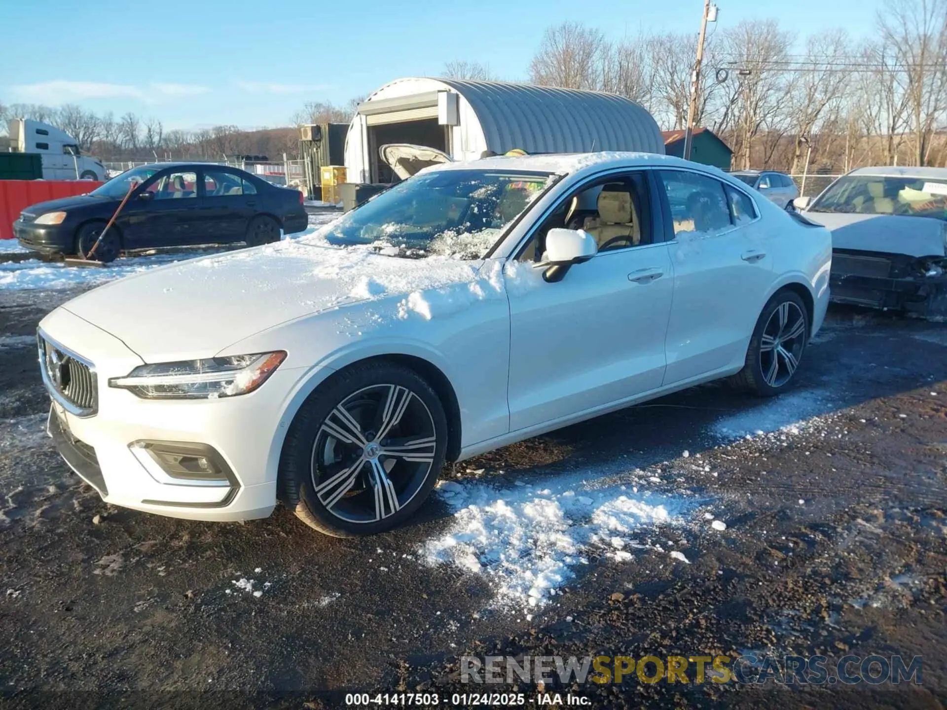 2 fotografías del automóvil dañado 7JRL12TL8NG162261 VOLVO S60 2022
