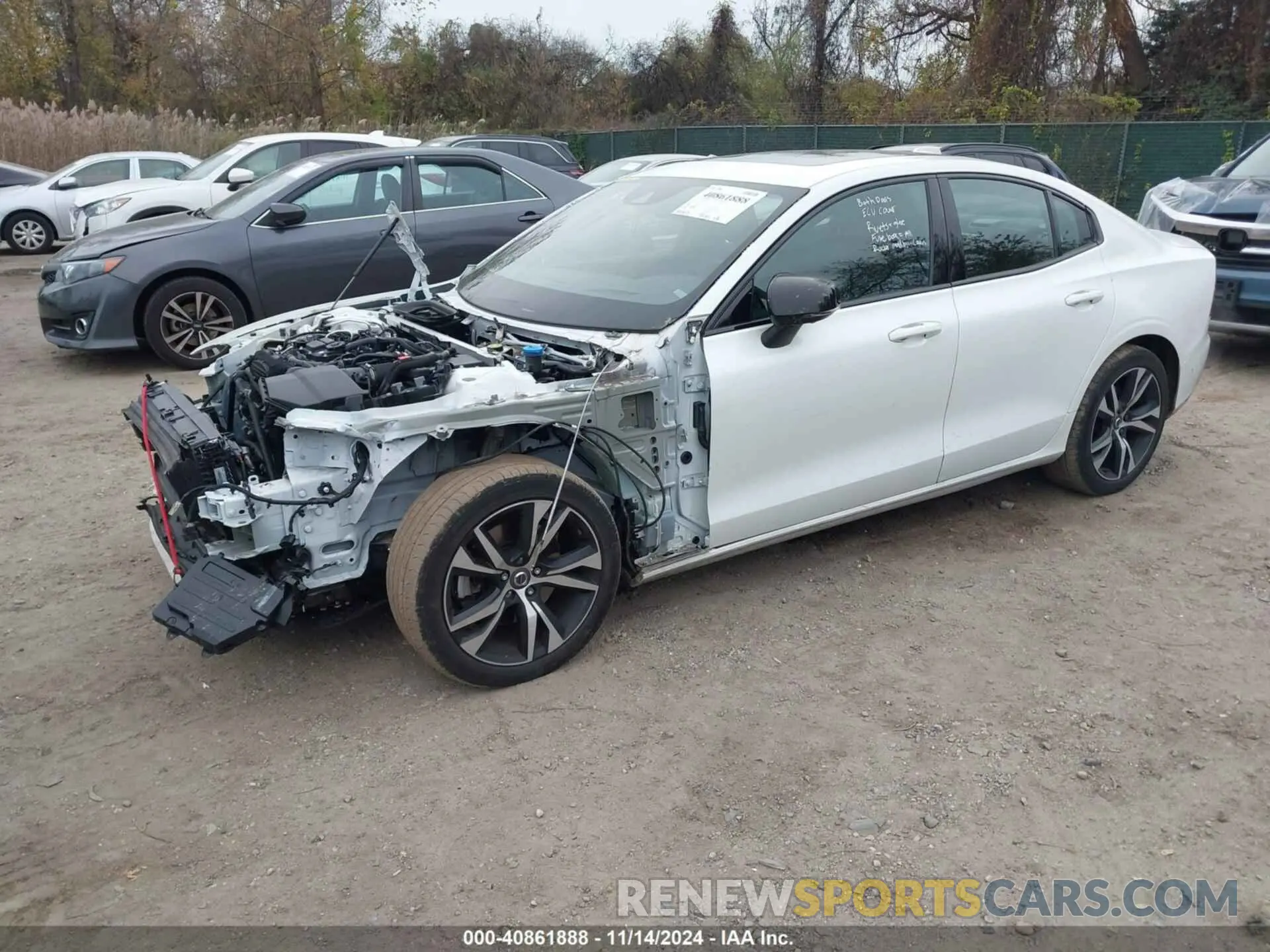 2 fotografías del automóvil dañado 7JRL12TM4NG192138 VOLVO S60 2022
