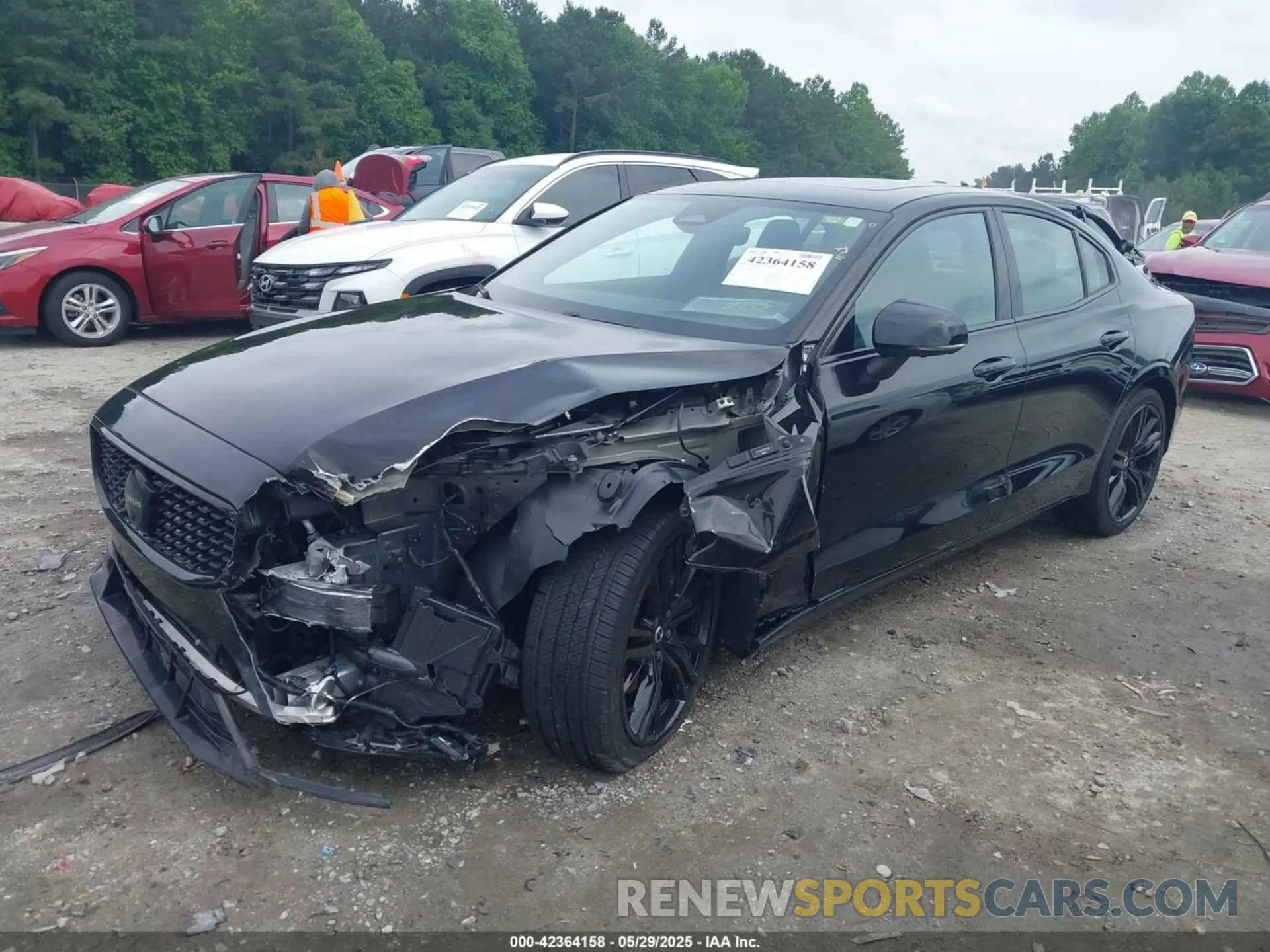 2 fotografías del automóvil dañado 7JRL12FJ3PG250292 VOLVO S60 2023