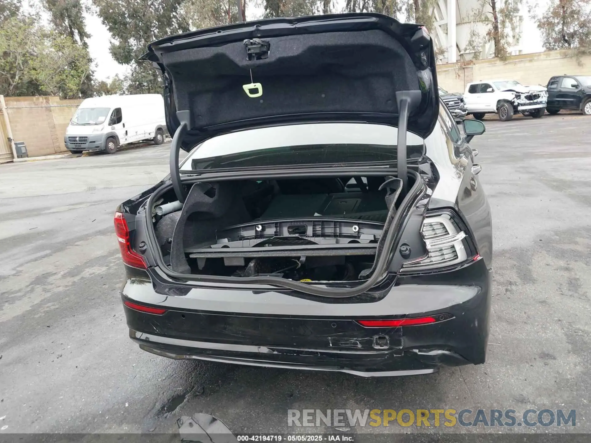 17 fotografías del automóvil dañado 7JRL12FT3PG227211 VOLVO S60 2023