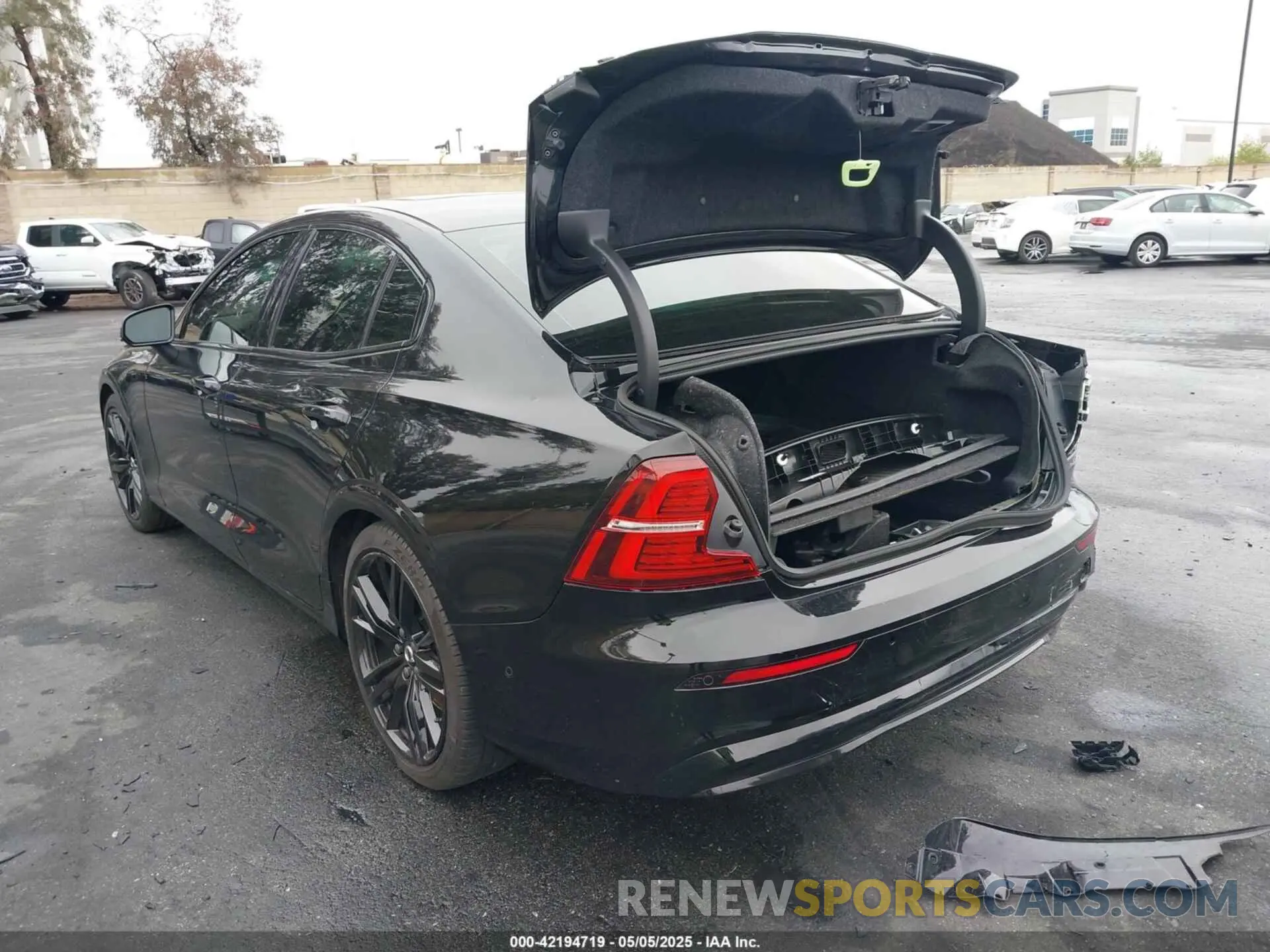 3 fotografías del automóvil dañado 7JRL12FT3PG227211 VOLVO S60 2023