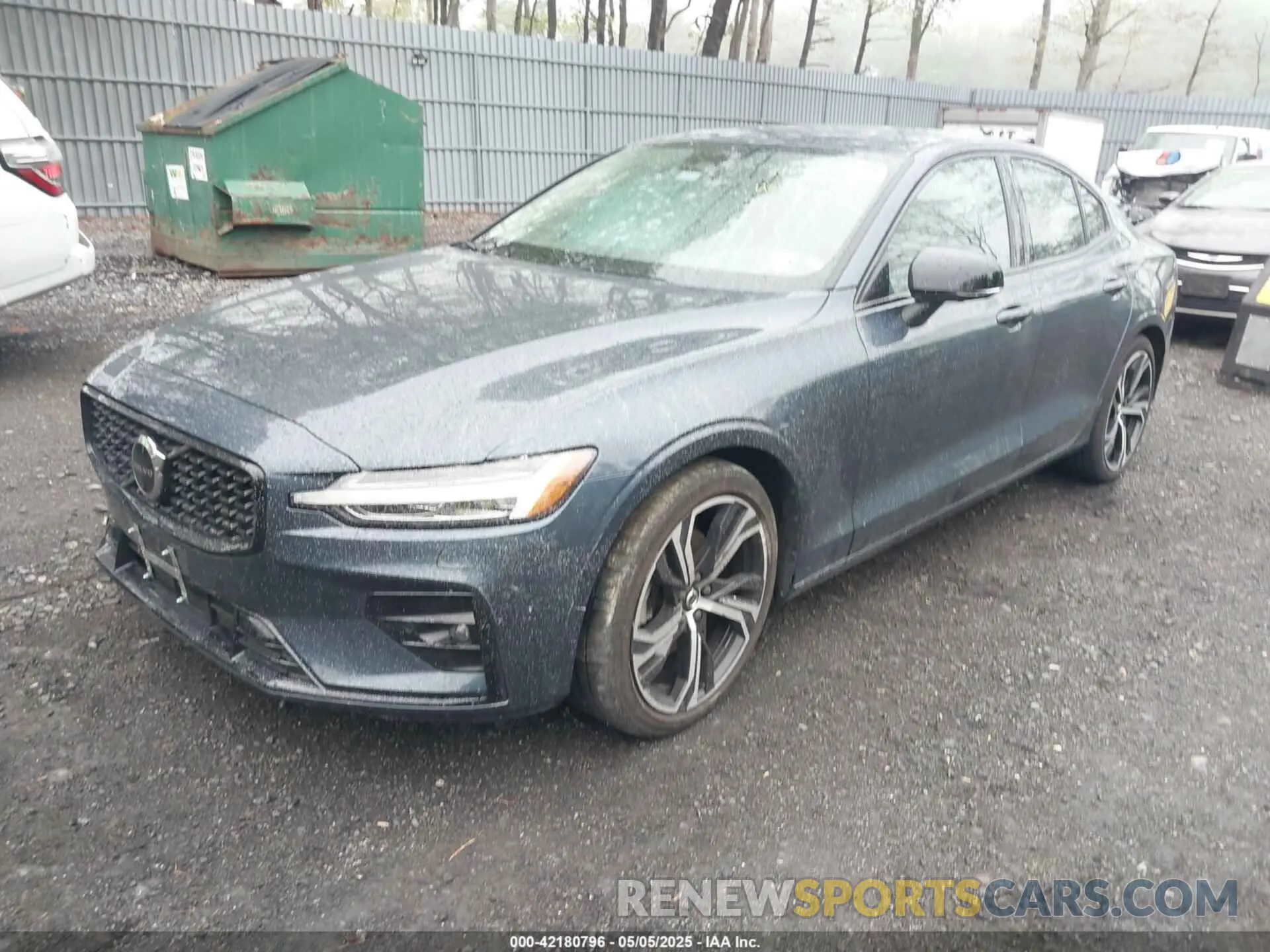 2 fotografías del automóvil dañado 7JRL12TW2PG234438 VOLVO S60 2023