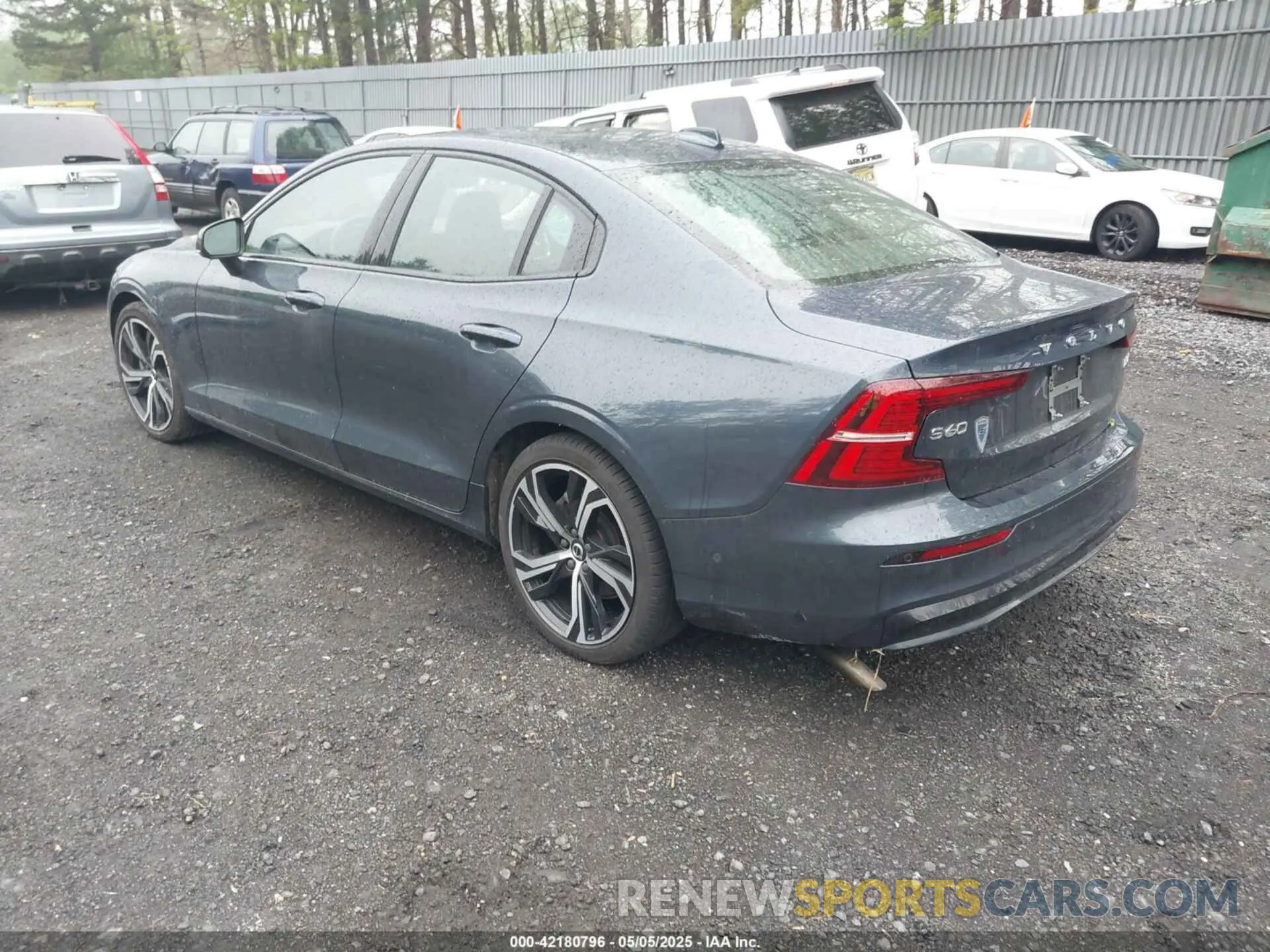 3 fotografías del automóvil dañado 7JRL12TW2PG234438 VOLVO S60 2023