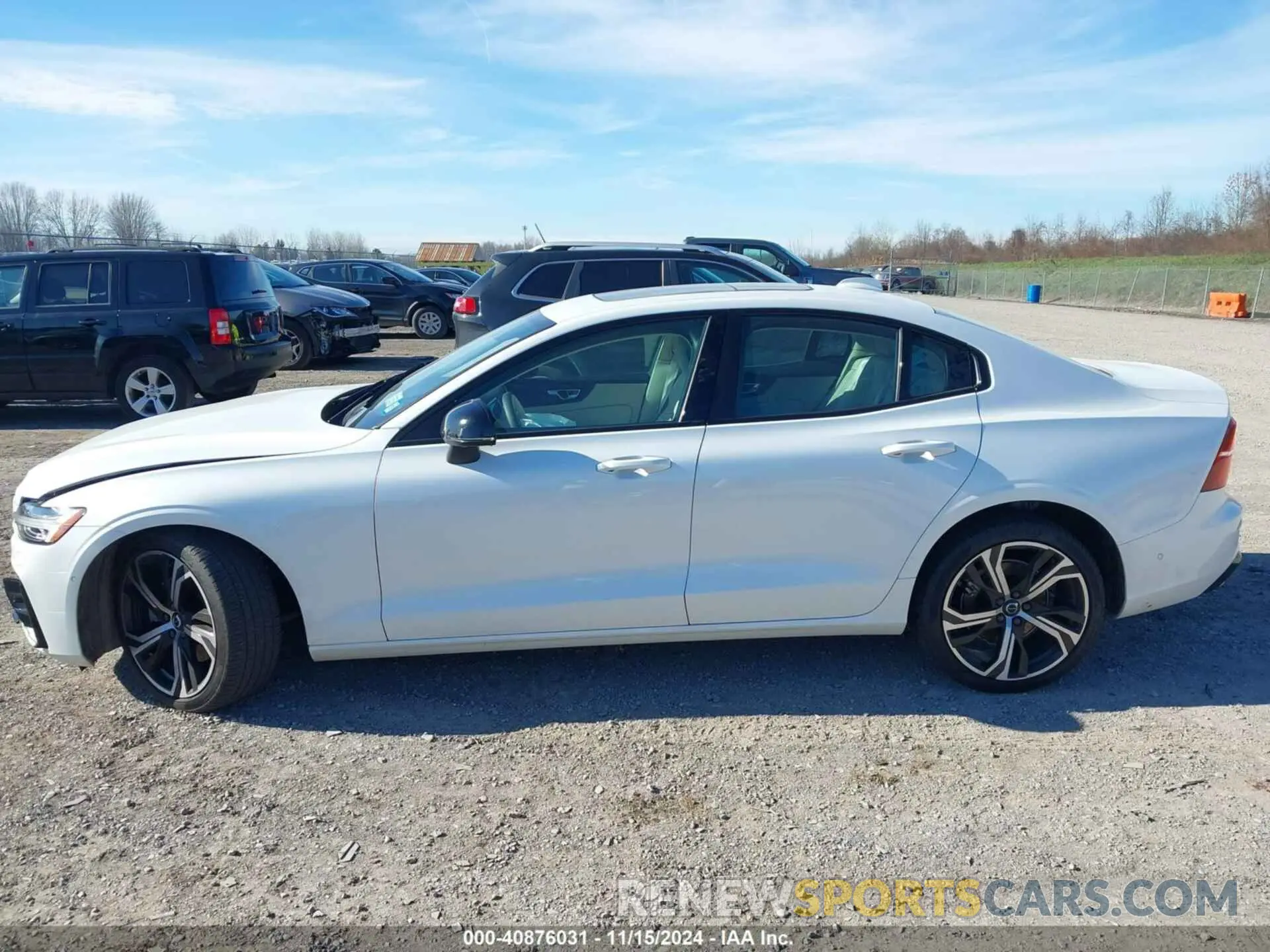 14 fotografías del automóvil dañado 7JRL12TW4PG255128 VOLVO S60 2023