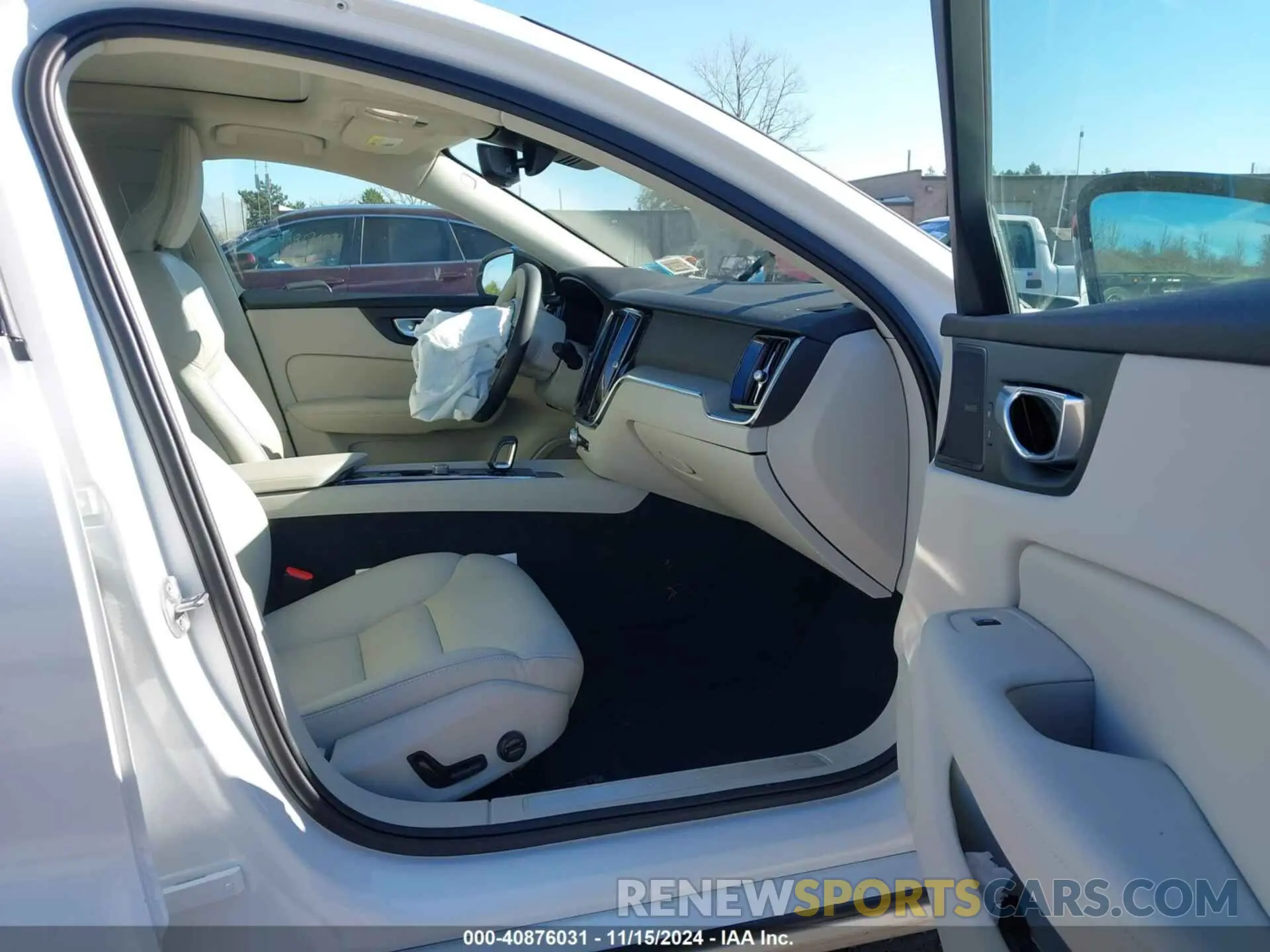 5 fotografías del automóvil dañado 7JRL12TW4PG255128 VOLVO S60 2023