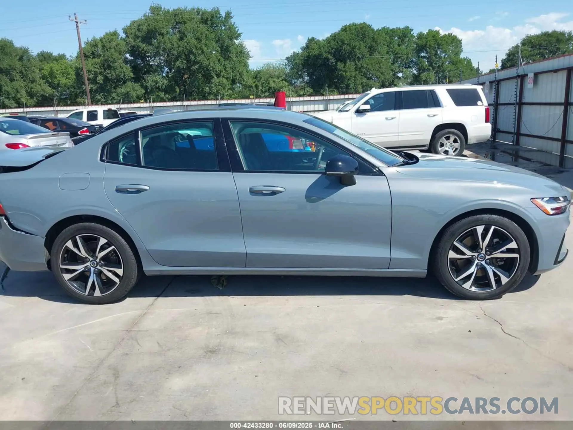 13 fotografías del automóvil dañado 7JRL12FK0RG320259 VOLVO S60 2024