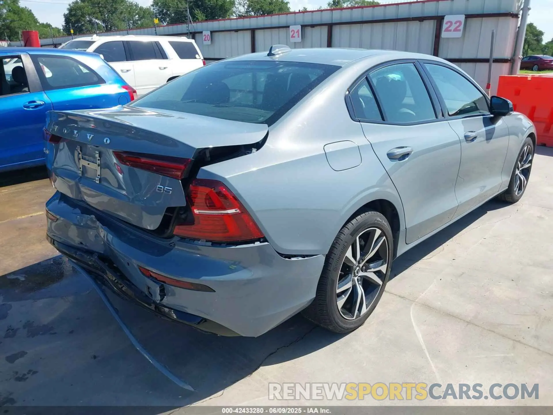 4 fotografías del automóvil dañado 7JRL12FK0RG320259 VOLVO S60 2024