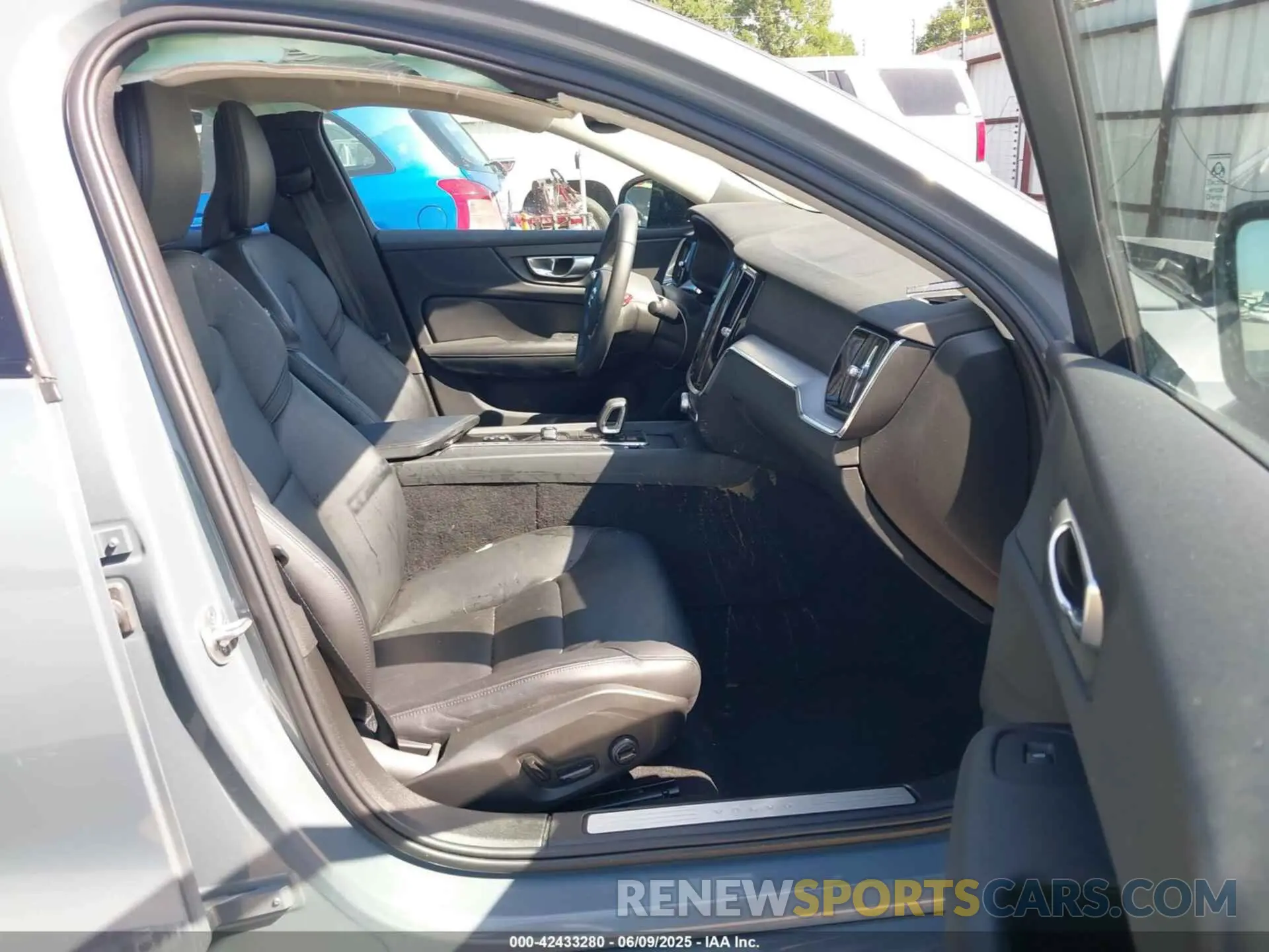 5 fotografías del automóvil dañado 7JRL12FK0RG320259 VOLVO S60 2024
