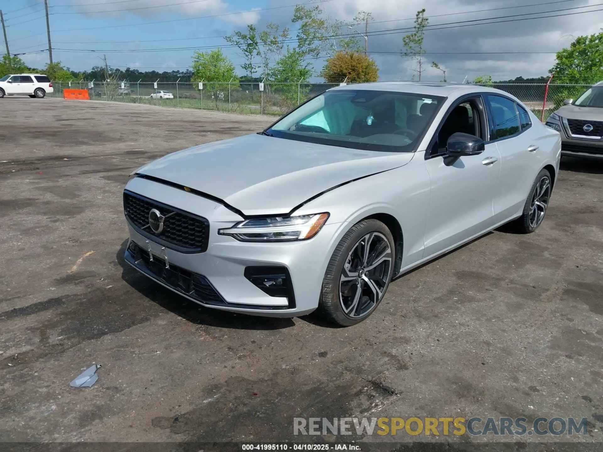 2 fotografías del automóvil dañado 7JRL12FK9RG319109 VOLVO S60 2024