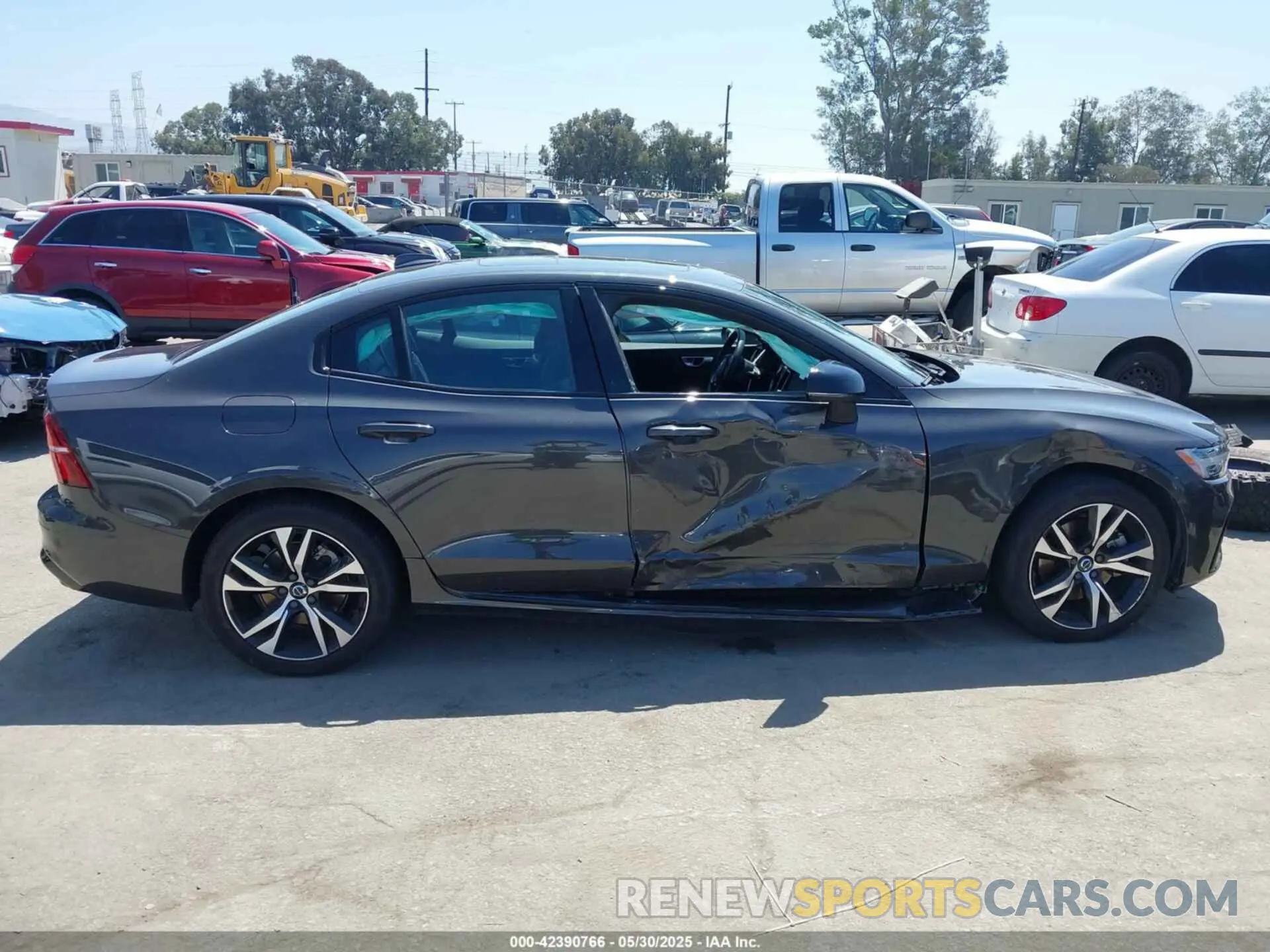 13 fotografías del automóvil dañado 7JRL12FKXRG296326 VOLVO S60 2024