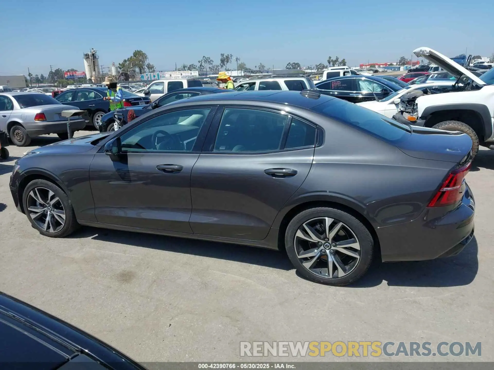 14 fotografías del automóvil dañado 7JRL12FKXRG296326 VOLVO S60 2024