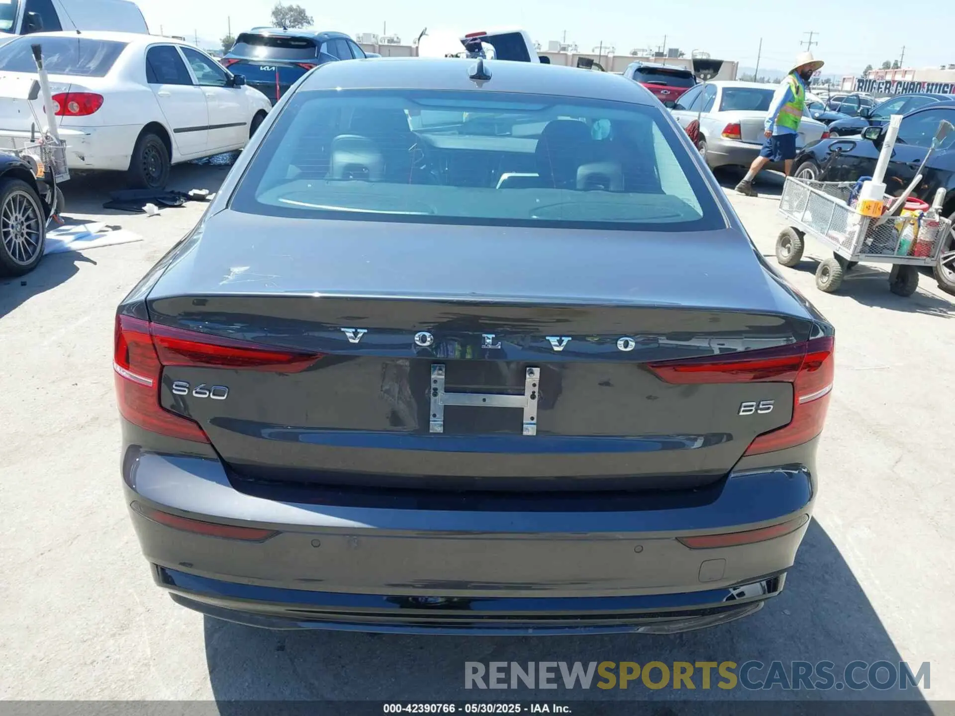 16 fotografías del automóvil dañado 7JRL12FKXRG296326 VOLVO S60 2024