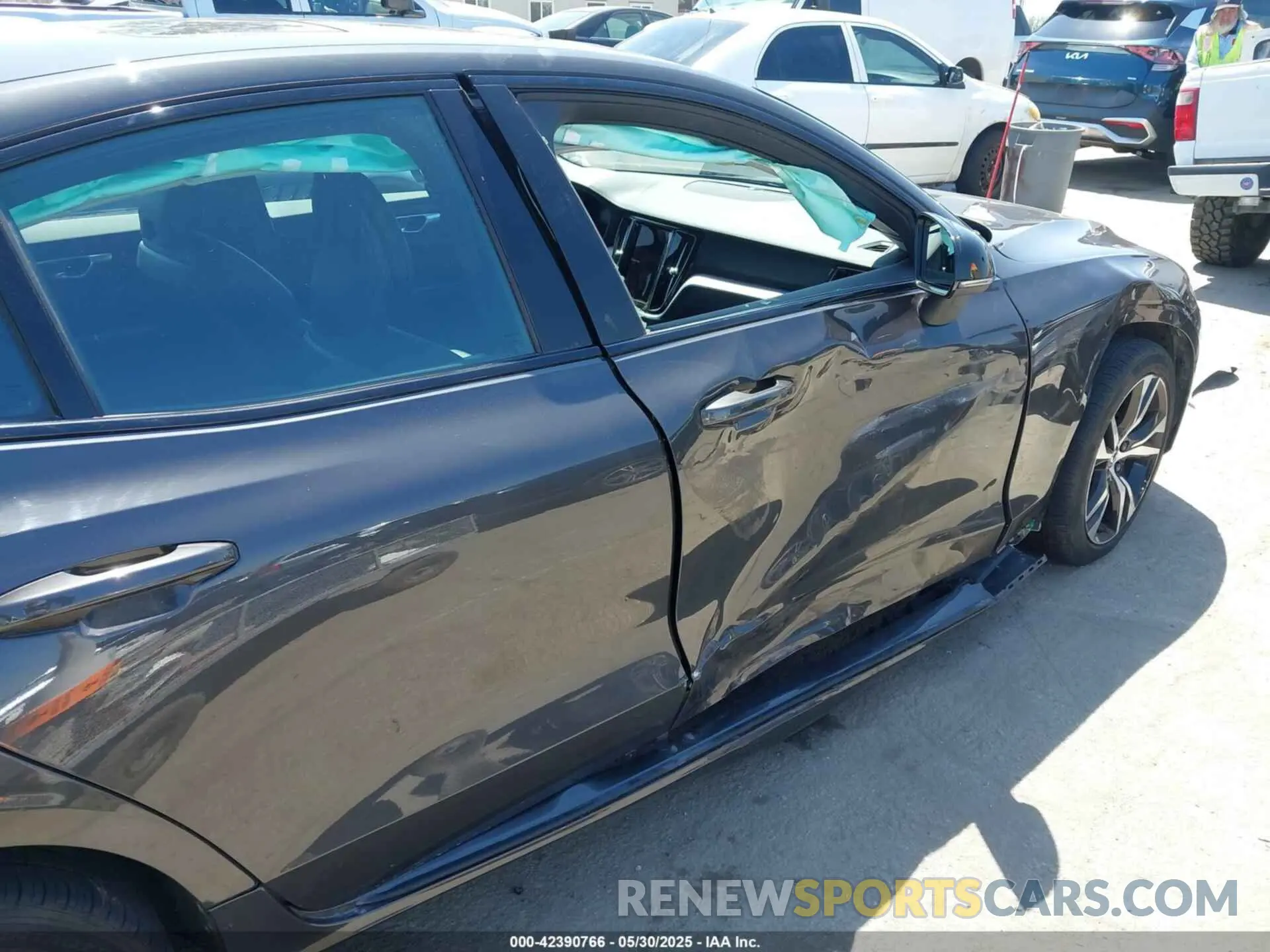 17 fotografías del automóvil dañado 7JRL12FKXRG296326 VOLVO S60 2024