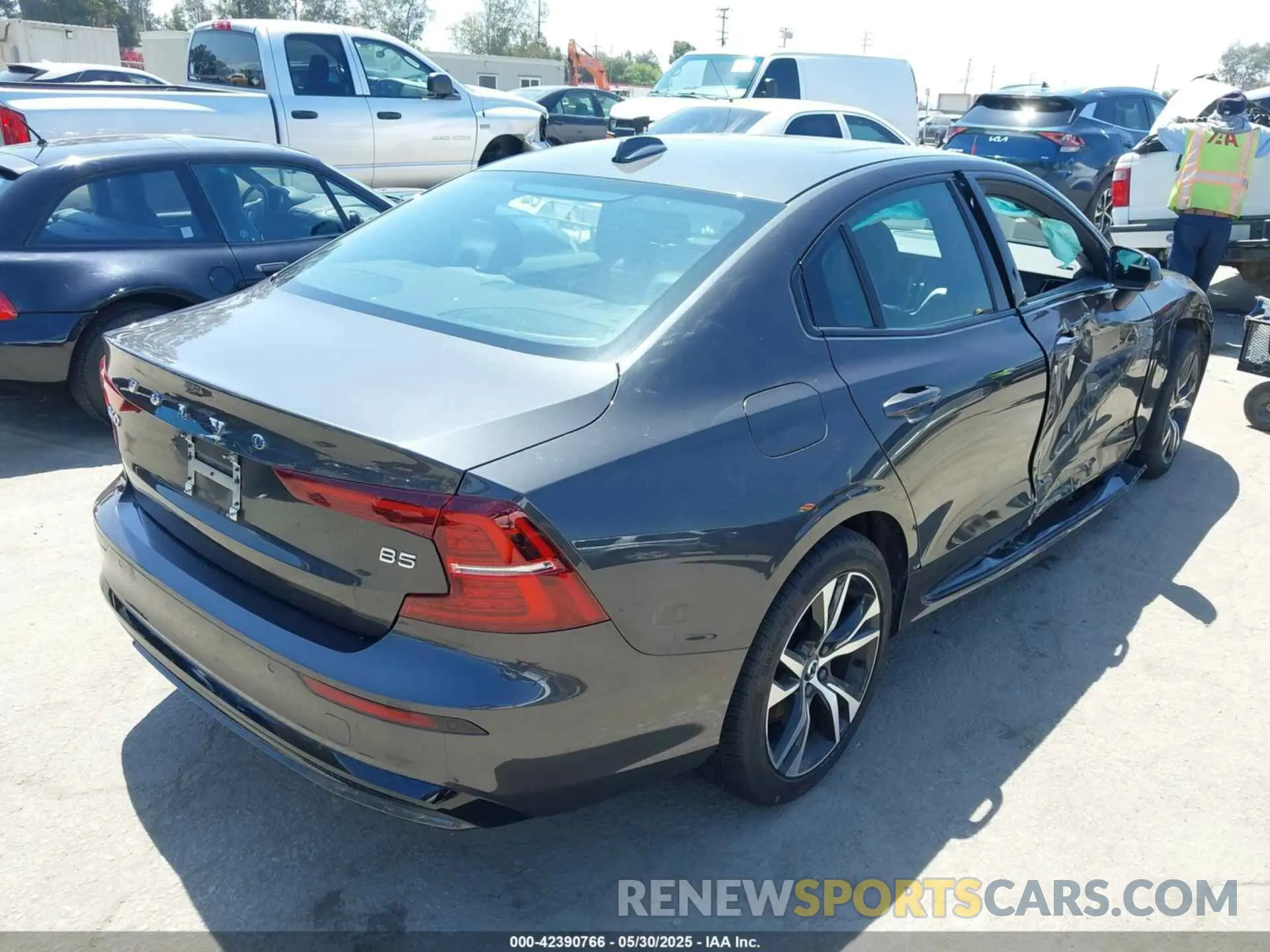 4 fotografías del automóvil dañado 7JRL12FKXRG296326 VOLVO S60 2024