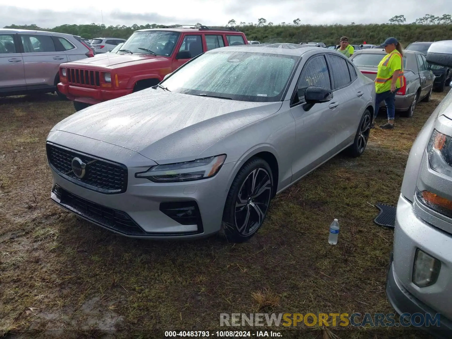 2 fotografías del automóvil dañado 7JRL12FL5RG313655 VOLVO S60 2024