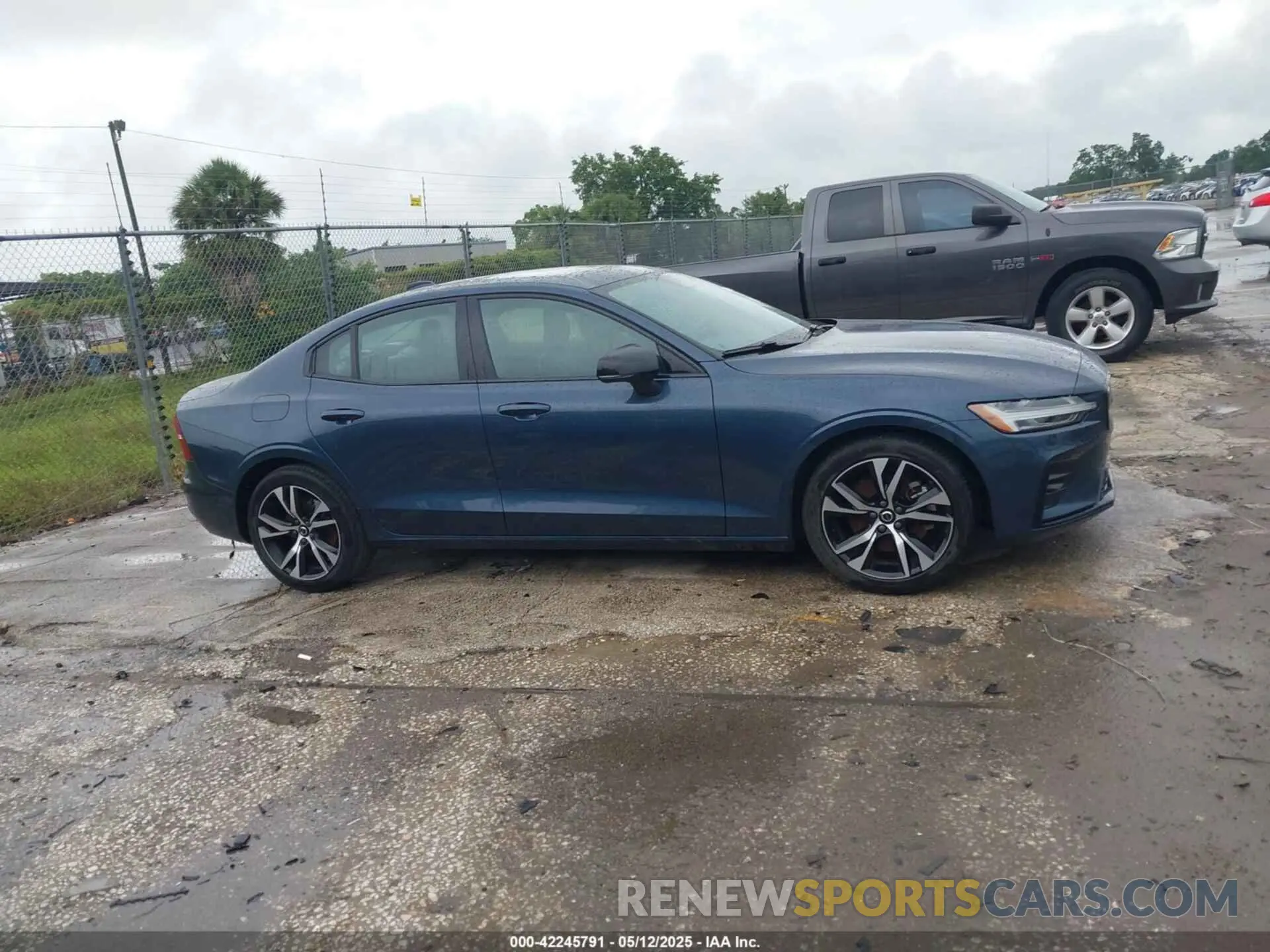 13 fotografías del automóvil dañado 7JRL12FL8RG295491 VOLVO S60 2024